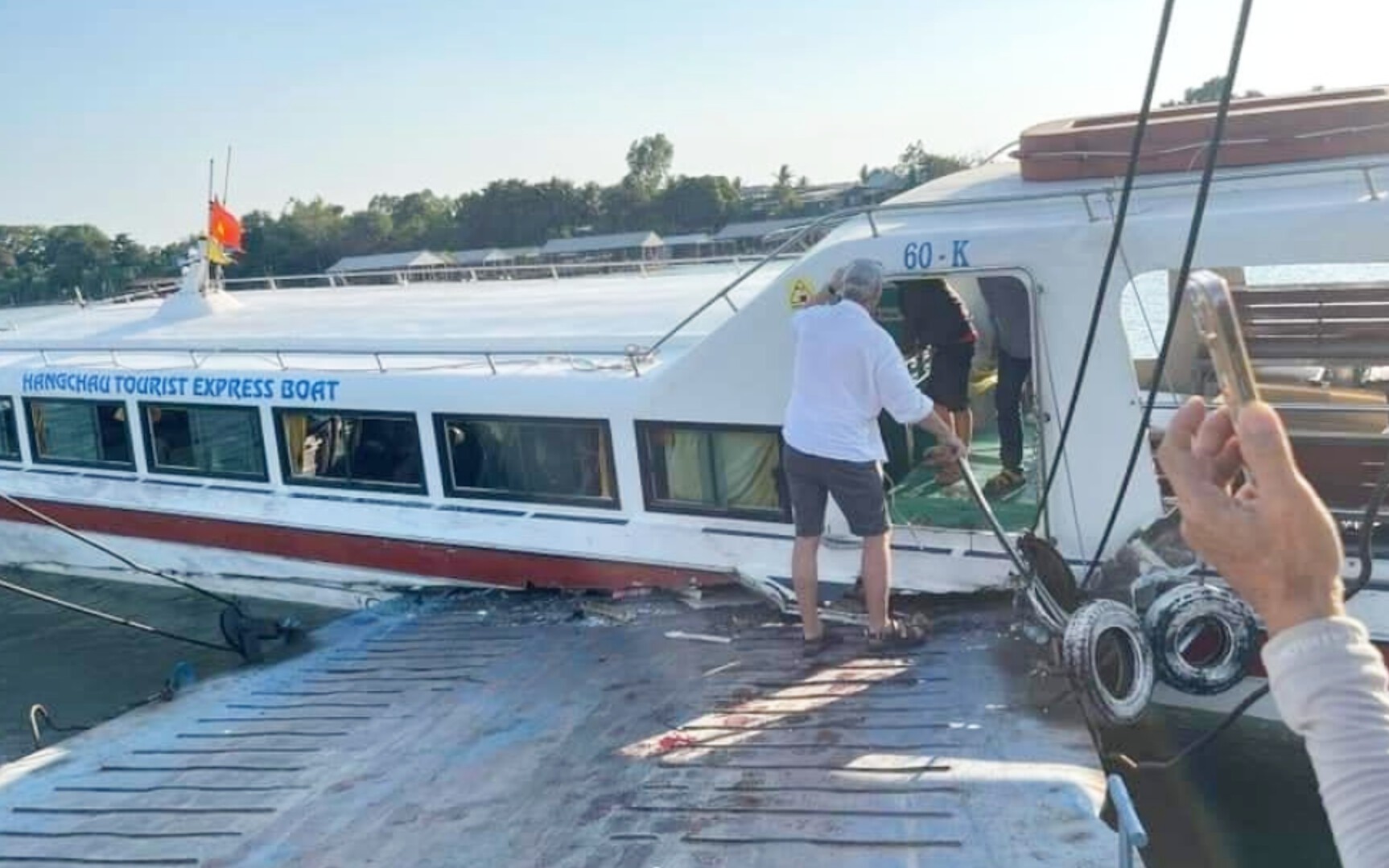 T&agrave;u chở 42 kh&aacute;ch du lịch va chạm với ph&agrave; tr&ecirc;n s&ocirc;ng Tiền ở An Giang