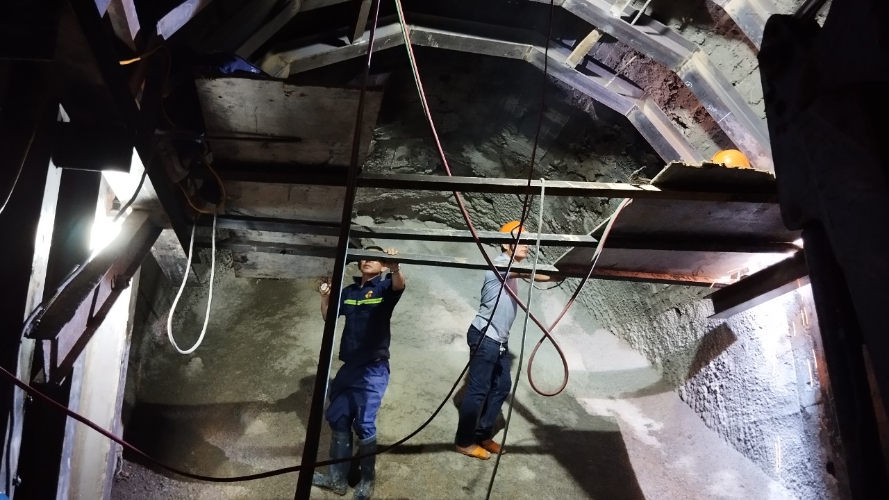 Khoan th&ocirc;ng lỗ kh&iacute;, đẩy tiến độ khắc phục hầm đường sắt Đ&egrave;o Cả- Ảnh 2.