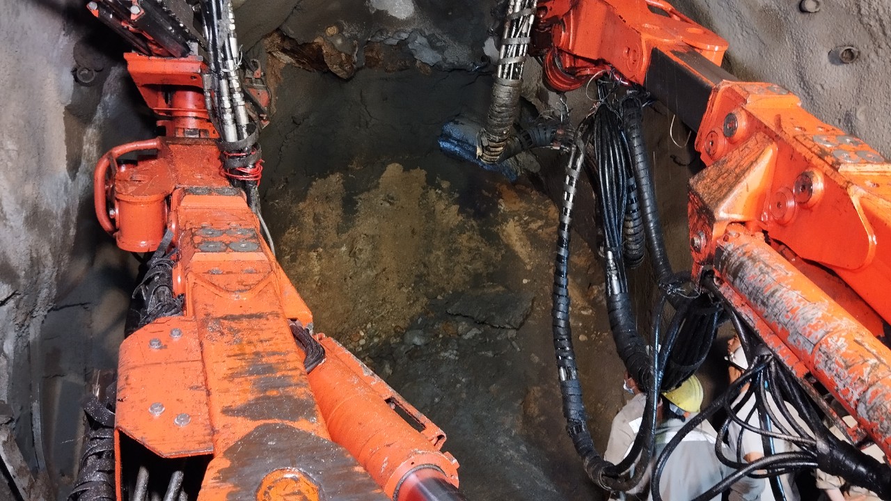 Khoan th&ocirc;ng lỗ kh&iacute;, đẩy tiến độ khắc phục hầm đường sắt Đ&egrave;o Cả- Ảnh 5.