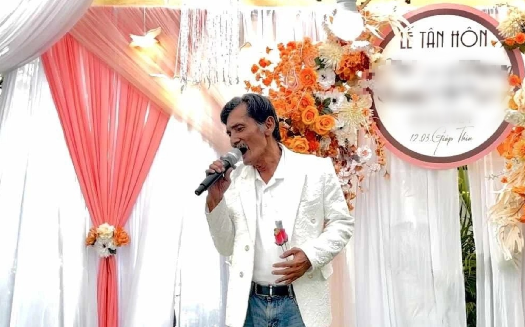 Thương Tín đi hát đám cưới sau ồn ào tố ân nhân- Ảnh 1. Thương Tín đi hát đám cưới sau ồn ào tố ân nhân- Ảnh 1.