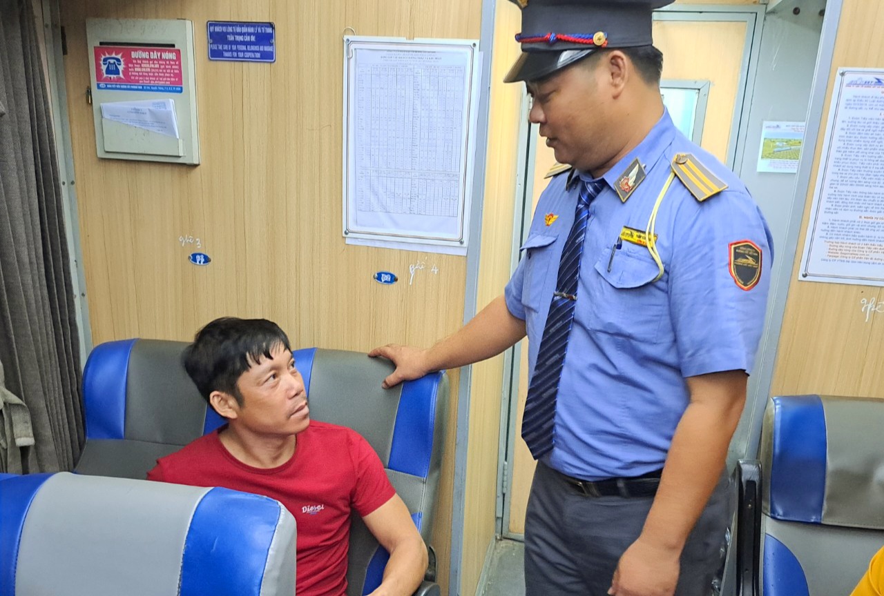 H&agrave;nh kh&aacute;ch cười tươi tr&ecirc;n chuyến t&agrave;u kh&aacute;ch đầu ti&ecirc;n sau th&ocirc;ng hầm Đ&egrave;o Cả- Ảnh 2.