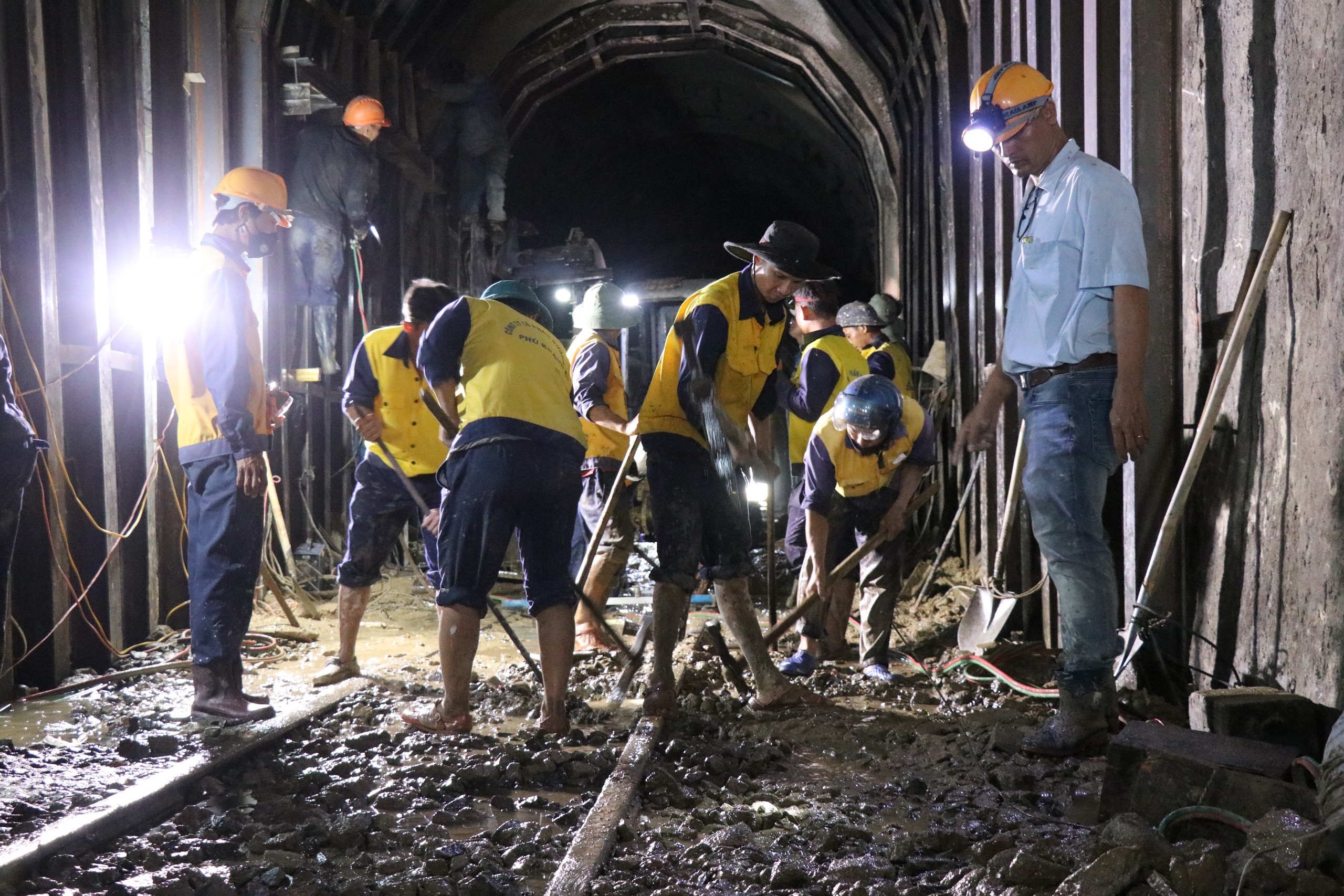 Vỡ &ograve;a cảm x&uacute;c thời khắc th&ocirc;ng hầm đường sắt Đ&egrave;o Cả- Ảnh 4.