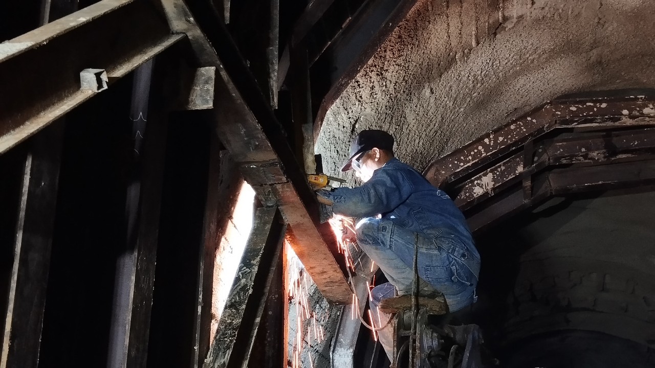 Chuyến t&agrave;u đầu ti&ecirc;n qua hầm đường sắt đ&egrave;o Cả sau sự cố sạt lở- Ảnh 5.