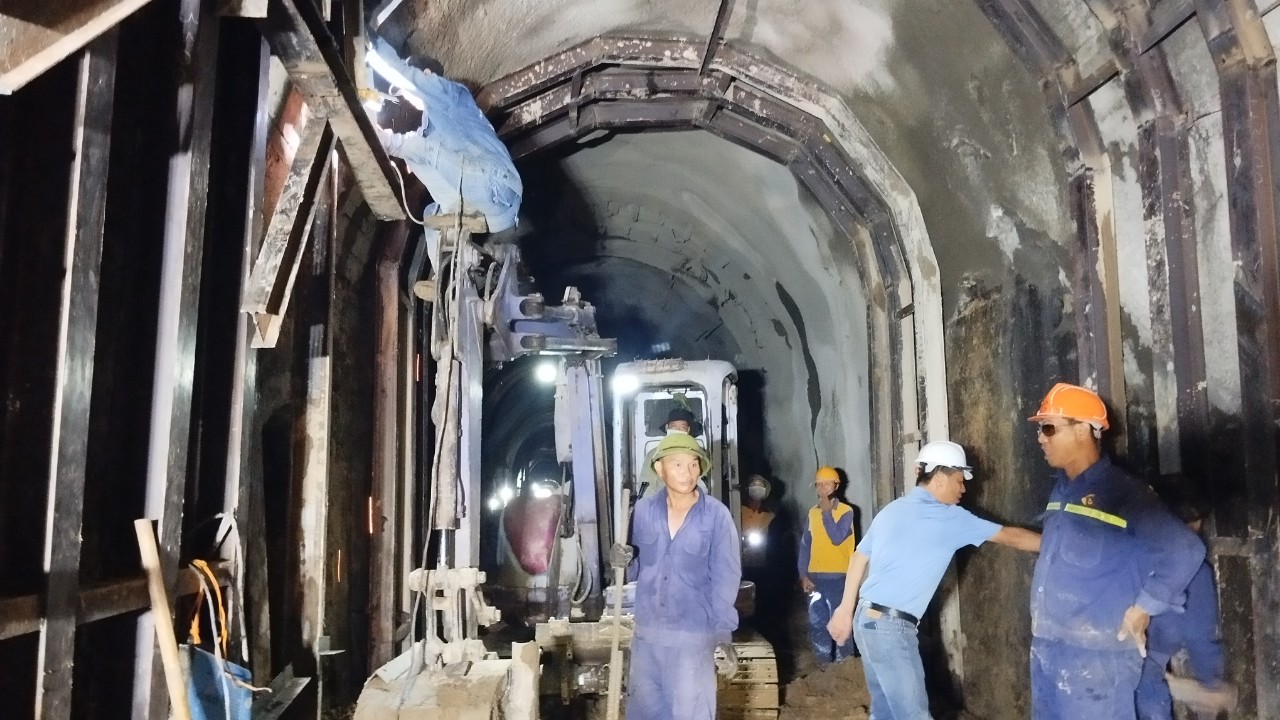 Chuyến t&agrave;u đầu ti&ecirc;n qua hầm đường sắt đ&egrave;o Cả sau sự cố sạt lở- Ảnh 4.