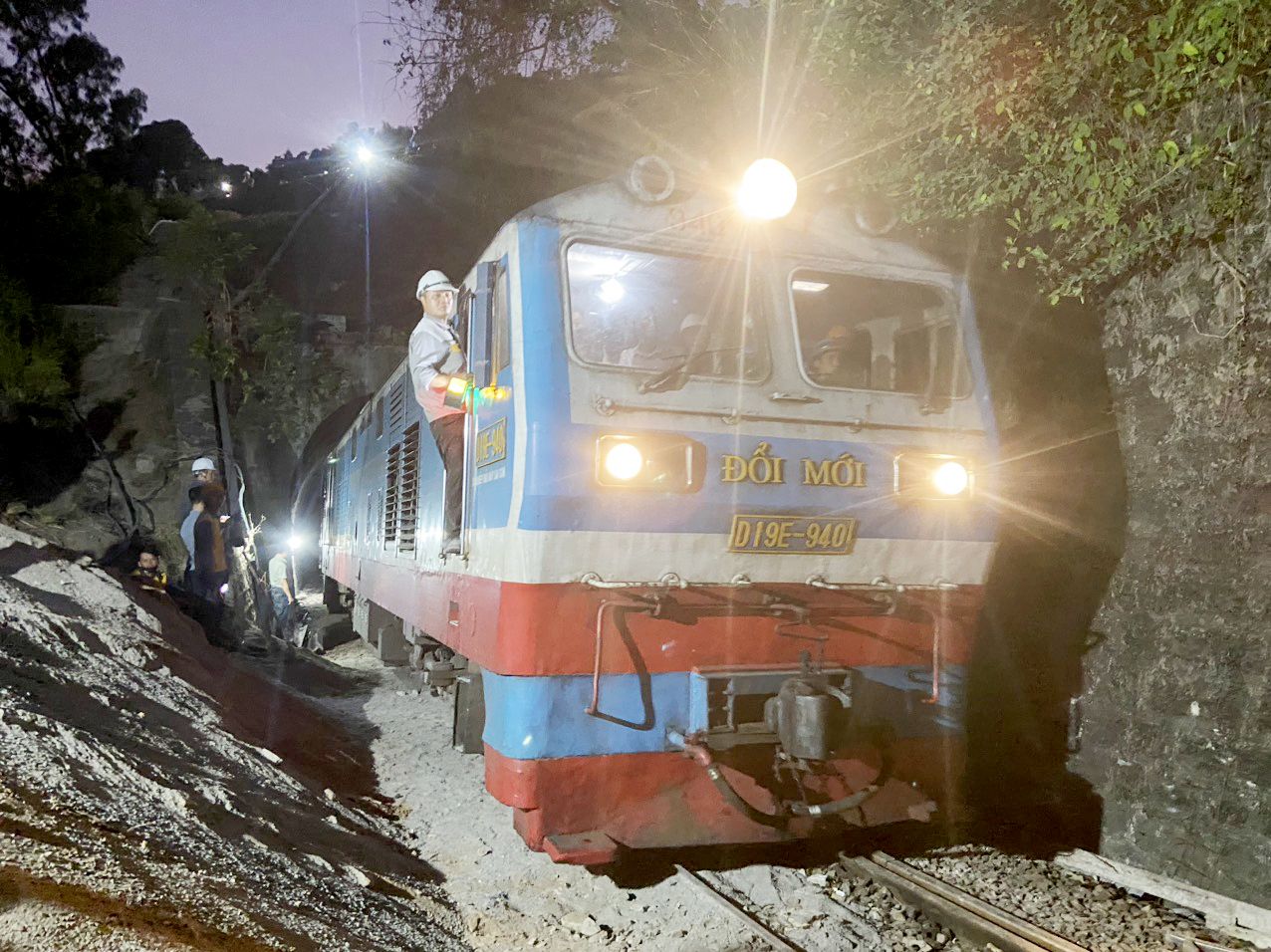 Chuyến t&agrave;u đầu ti&ecirc;n qua hầm đường sắt đ&egrave;o Cả sau sự cố sạt lở- Ảnh 1.