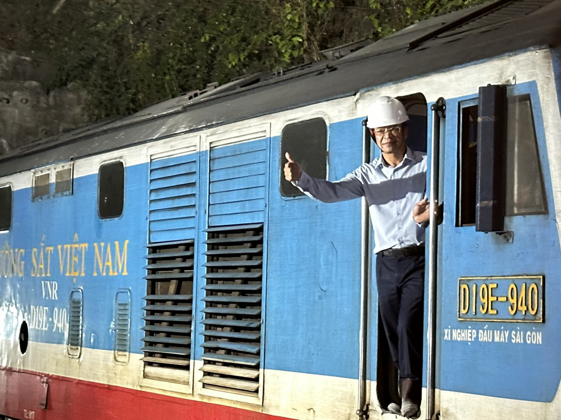 Vỡ &ograve;a cảm x&uacute;c thời khắc th&ocirc;ng hầm đường sắt Đ&egrave;o Cả- Ảnh 1.