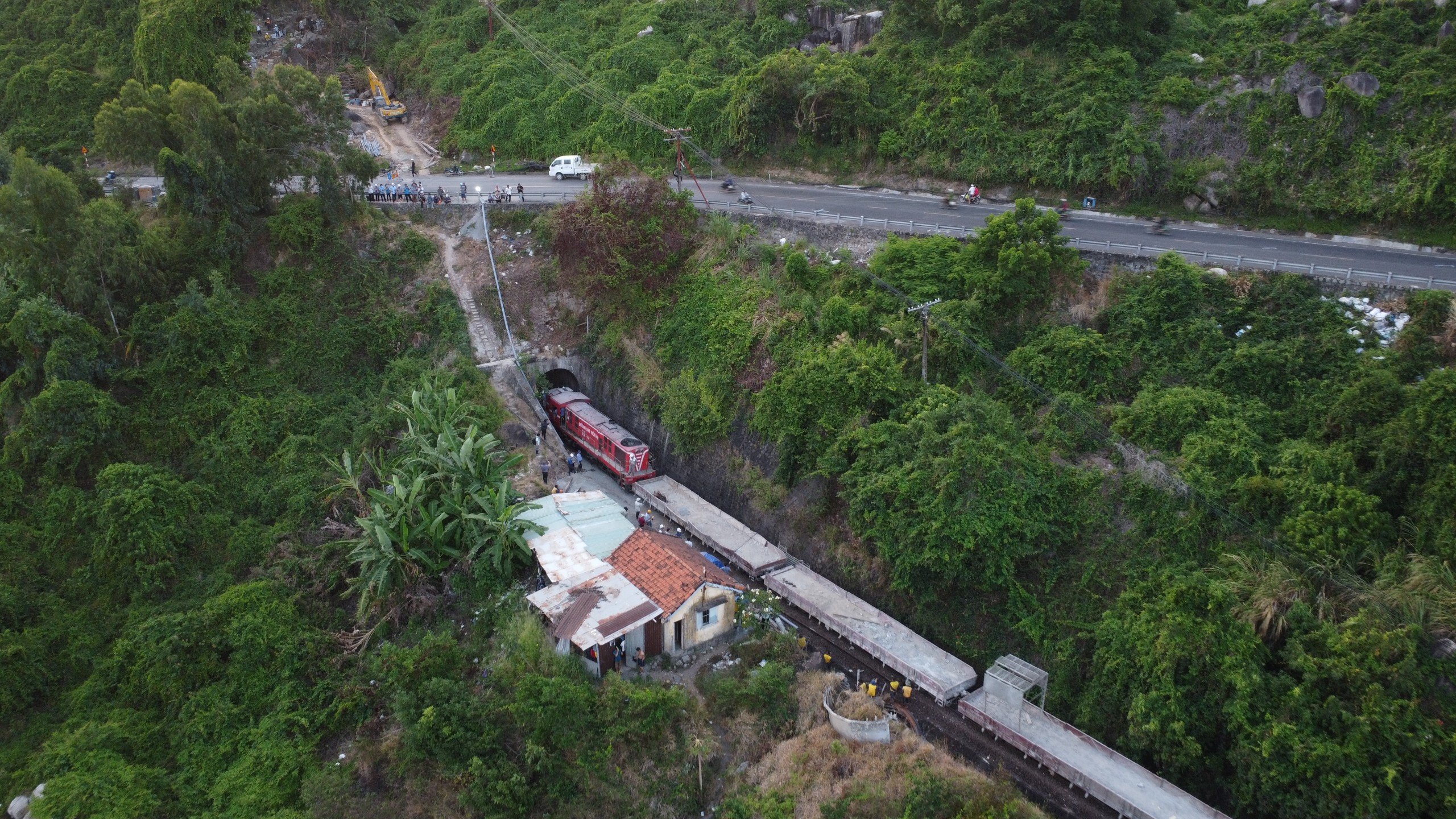 Chuyến t&agrave;u đầu ti&ecirc;n qua hầm đường sắt đ&egrave;o Cả sau sự cố sạt lở- Ảnh 2.