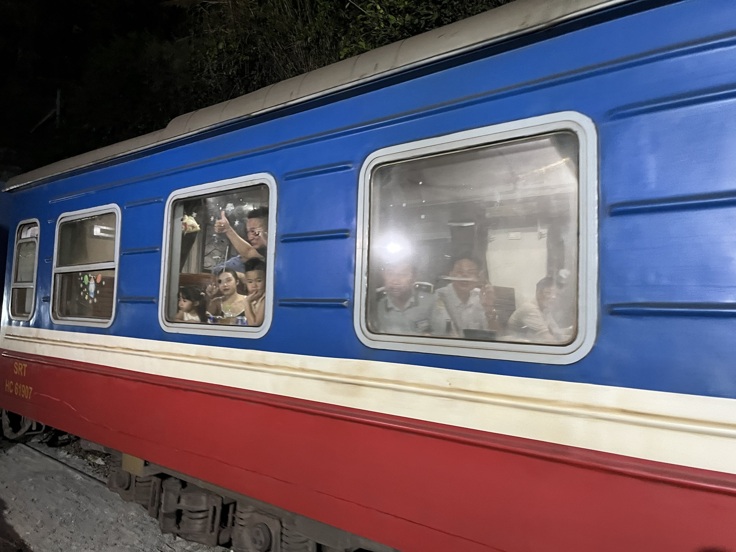 Vỡ &ograve;a cảm x&uacute;c thời khắc th&ocirc;ng hầm đường sắt Đ&egrave;o Cả- Ảnh 3.