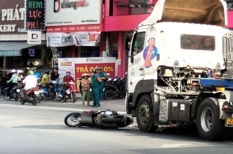 Hiện trường vụ tai nạn l&agrave;m người phụ nữ tử vong tại chỗ.