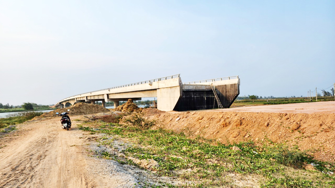 C&ocirc;ng trường dự &aacute;n đường ven biển gần 1.200 tỷ vắng lặng- Ảnh 1.