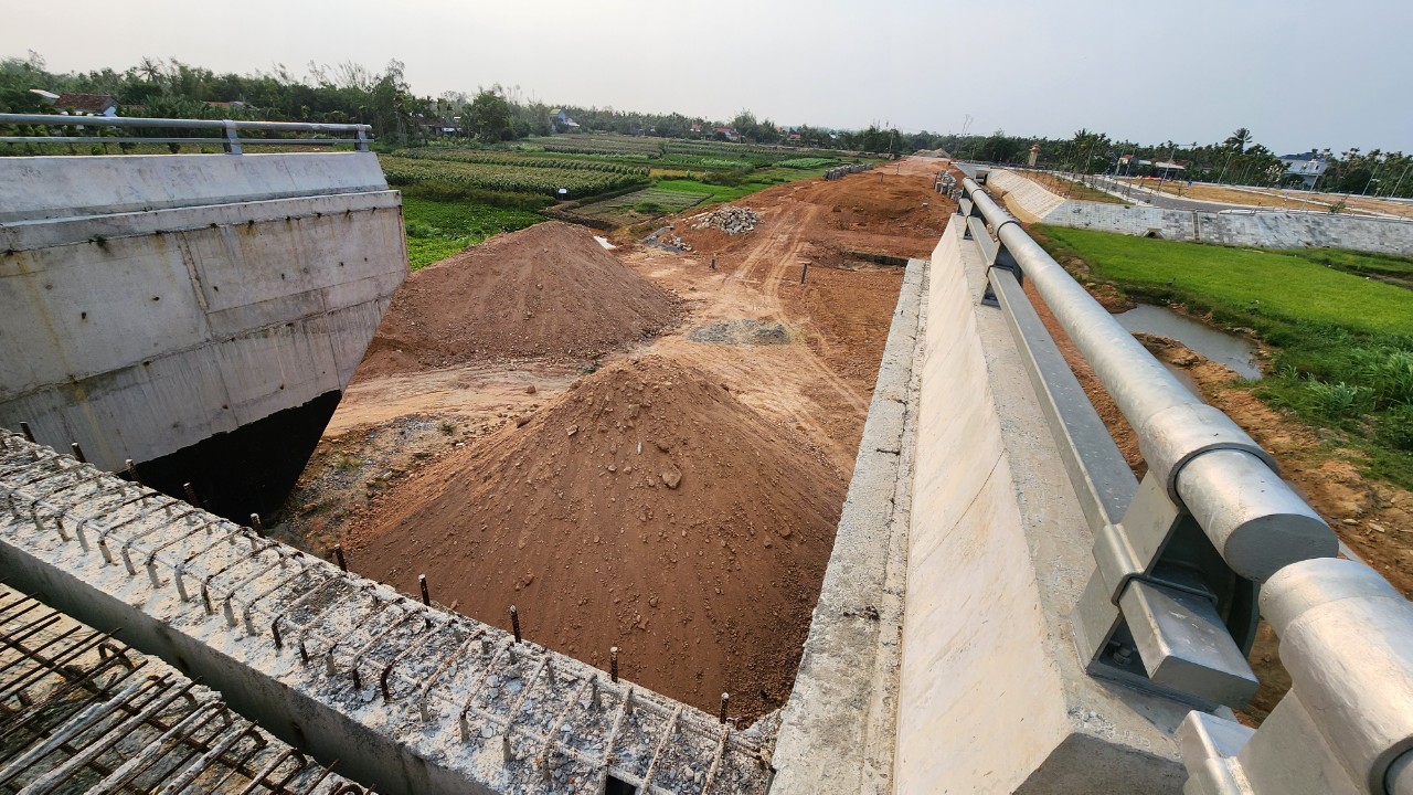 C&ocirc;ng trường dự &aacute;n đường ven biển gần 1.200 tỷ vắng lặng- Ảnh 2.