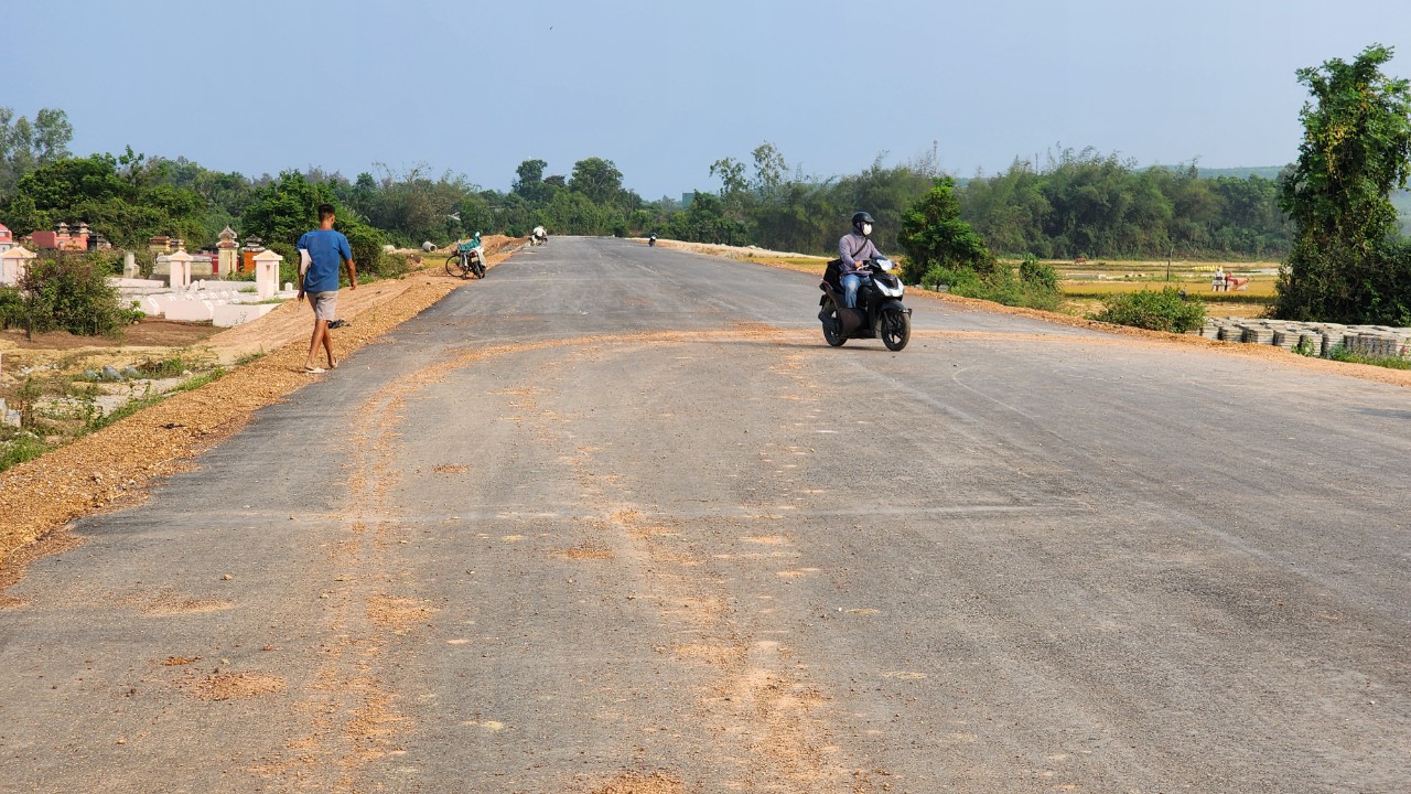 C&ocirc;ng trường dự &aacute;n đường ven biển gần 1.200 tỷ vắng lặng- Ảnh 11.