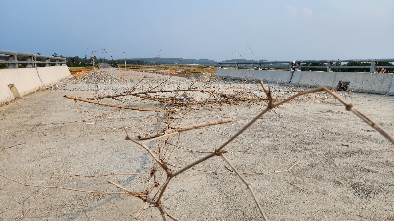 C&ocirc;ng trường dự &aacute;n đường ven biển gần 1.200 tỷ vắng lặng- Ảnh 13.