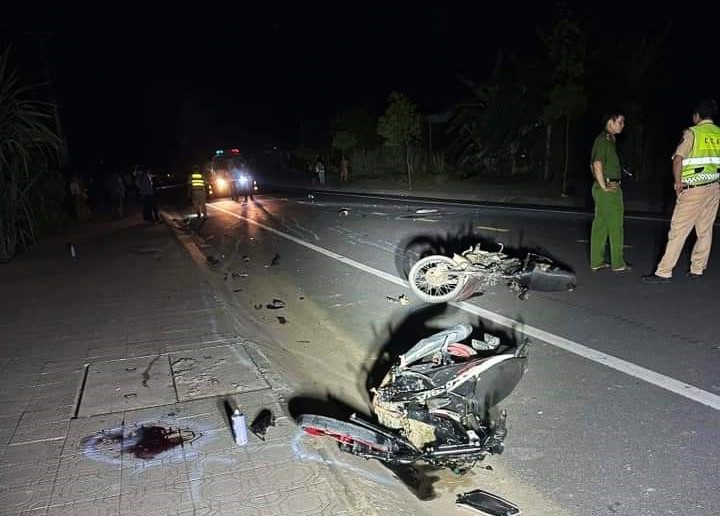 Bị xe m&aacute;y t&ocirc;ng khi đang đứng n&oacute;i chuyện, 2 người tử vong, 1 người trọng thương- Ảnh 2.