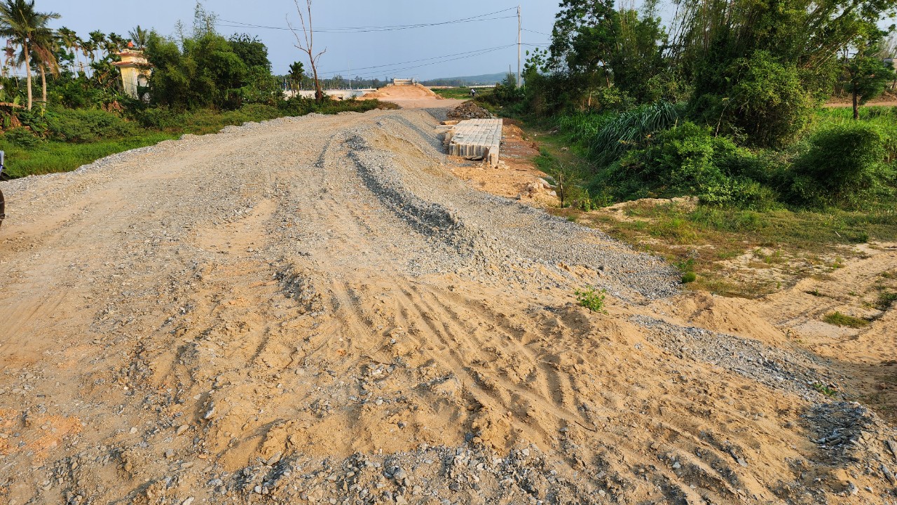 C&ocirc;ng trường dự &aacute;n đường ven biển gần 1.200 tỷ vắng lặng- Ảnh 6.