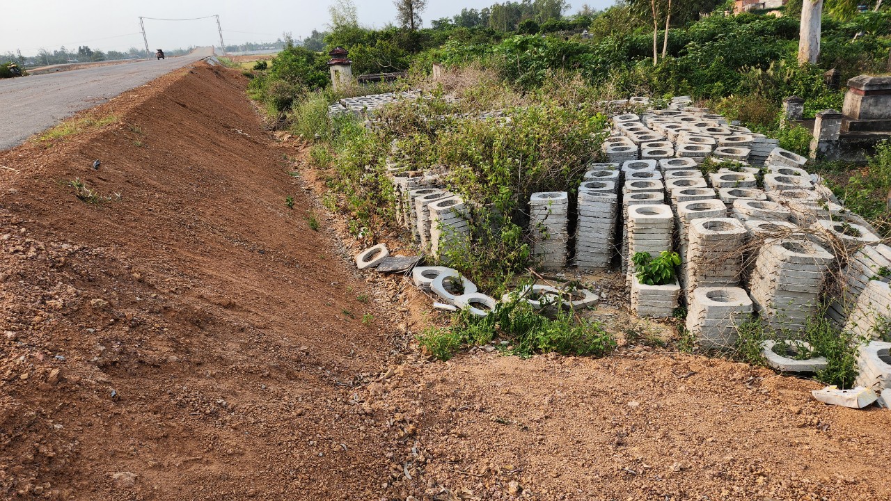 C&ocirc;ng trường dự &aacute;n đường ven biển gần 1.200 tỷ vắng lặng- Ảnh 7.