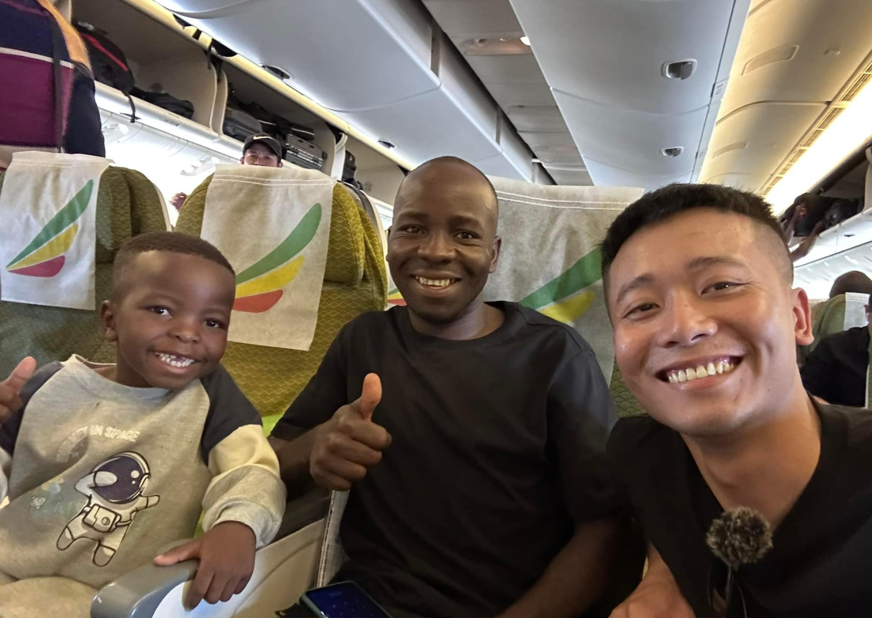 H&agrave;nh tr&igrave;nh "idol nh&iacute;" L&ocirc;i Con được Quang Linh Vlogs đưa về thăm Việt Nam- Ảnh 9.