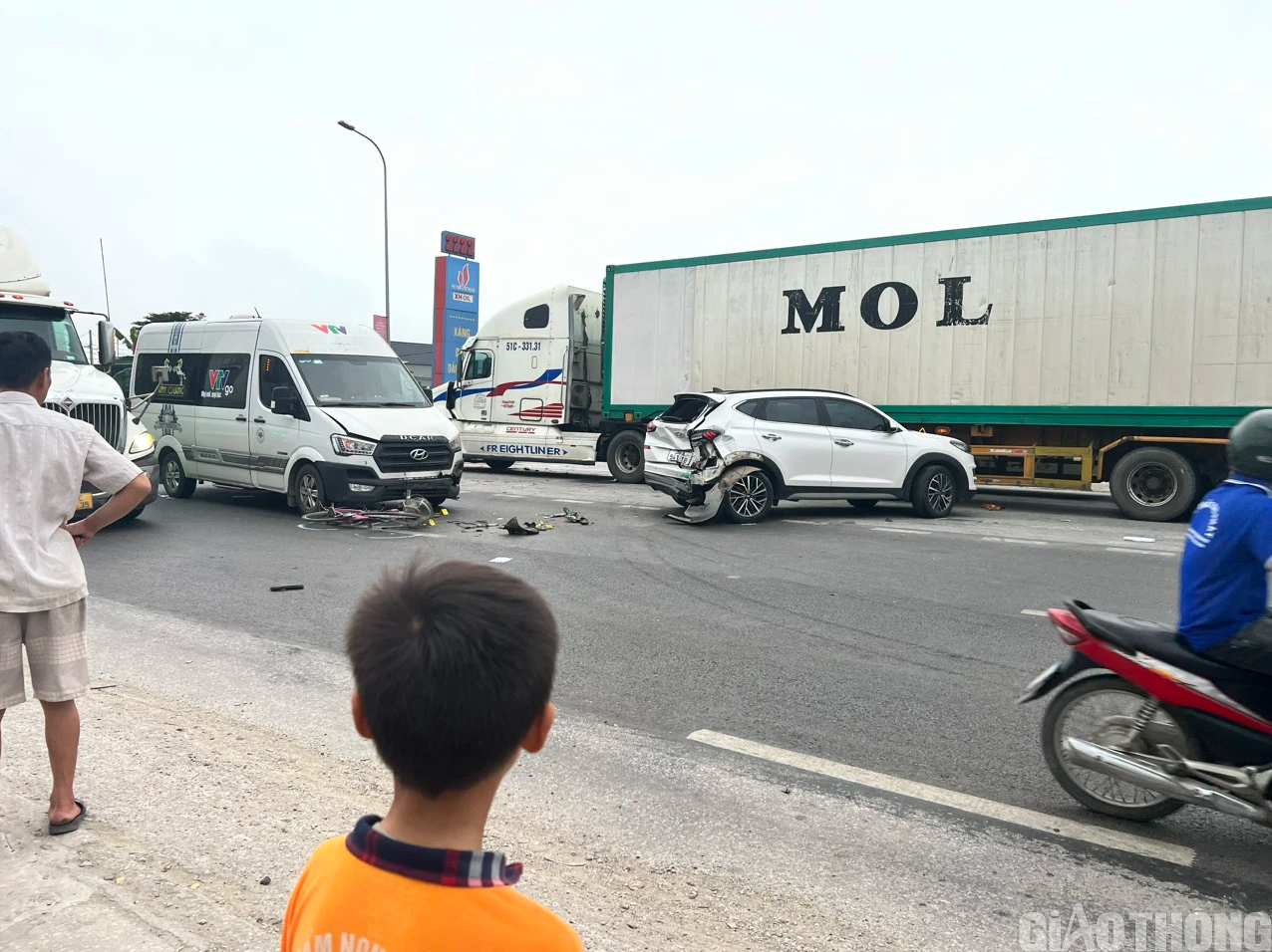 Bốn &ocirc; t&ocirc; t&ocirc;ng nhau tr&ecirc;n QL1 qua Thanh H&oacute;a, hai nữ sinh nhập viện- Ảnh 1.