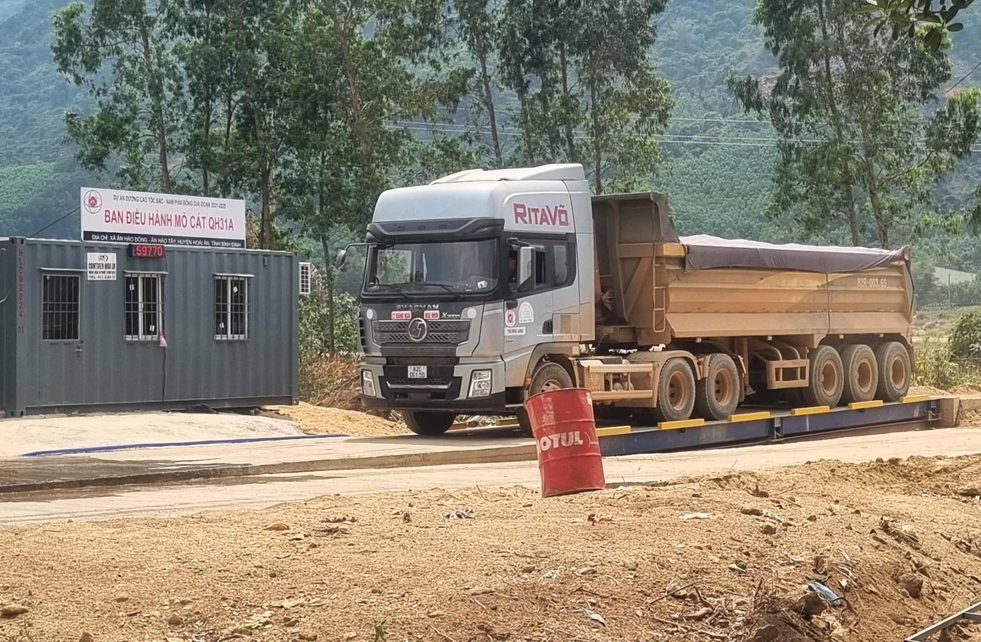 B&igrave;nh Định: Xe qu&aacute; tải tung ho&agrave;nh tr&ecirc;n đường tỉnh- Ảnh 1.