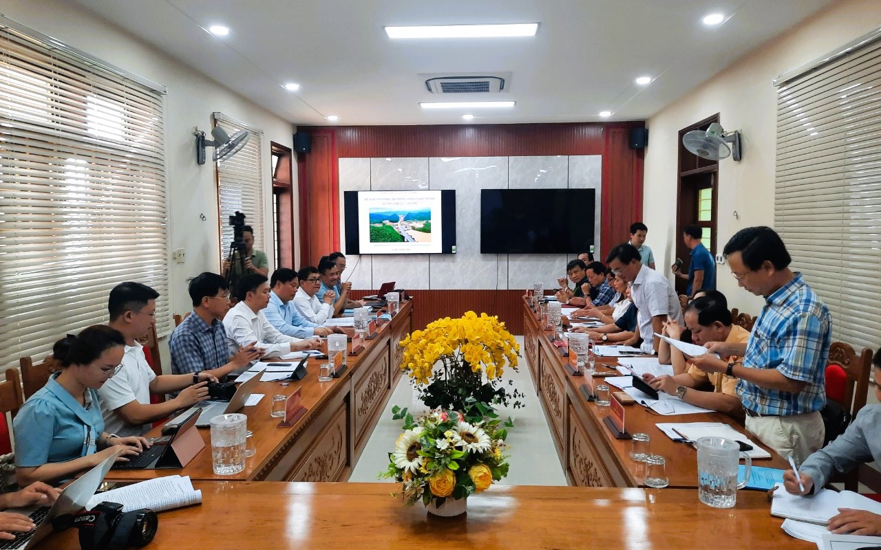 Quảng Trị đồng thuận ưu ti&ecirc;n nguồn lực, sớm n&acirc;ng cao tốc Cam Lộ - La Sơn 4 l&agrave;n xe