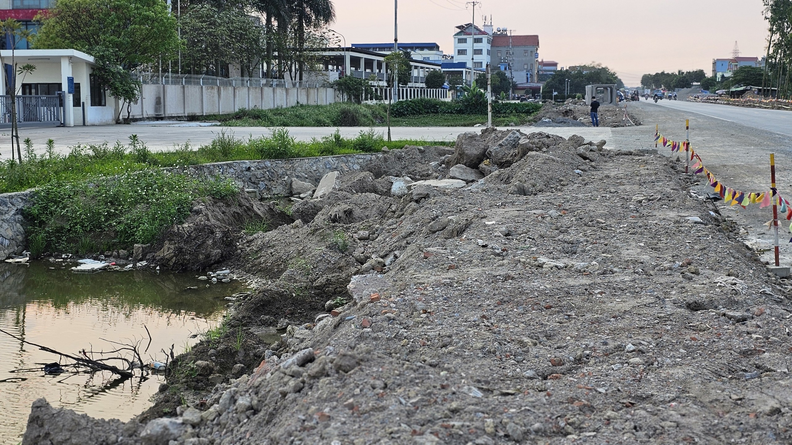 Hải Dương: Ngổn ngang c&ocirc;ng trường đường tỉnh 391, nghi vấn g&acirc;y nứt nh&agrave; d&acirc;n- Ảnh 13.