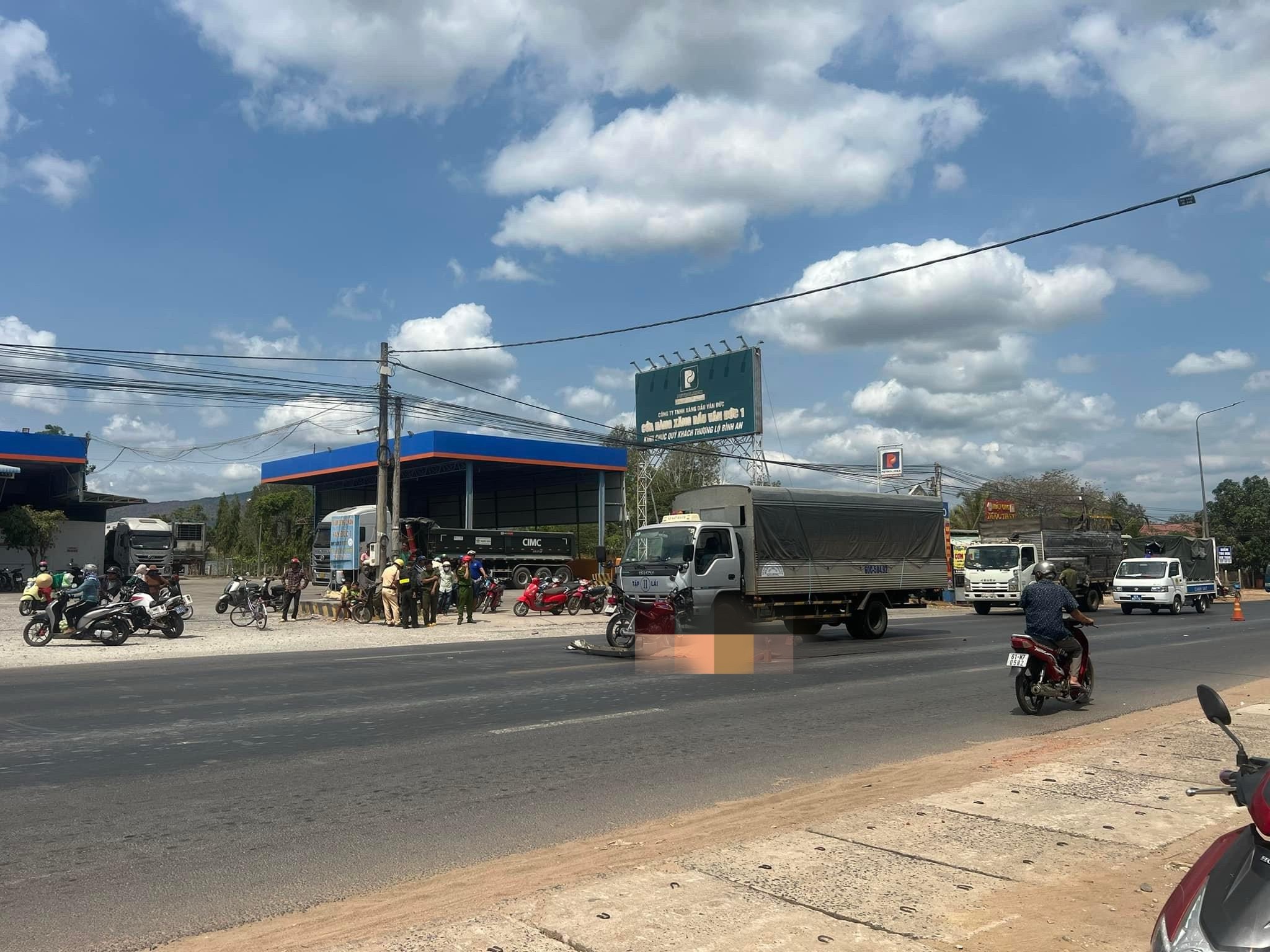 Va chạm với xe tập l&aacute;i, người đ&agrave;n &ocirc;ng đi xe m&aacute;y tử vong tại chỗ- Ảnh 1.