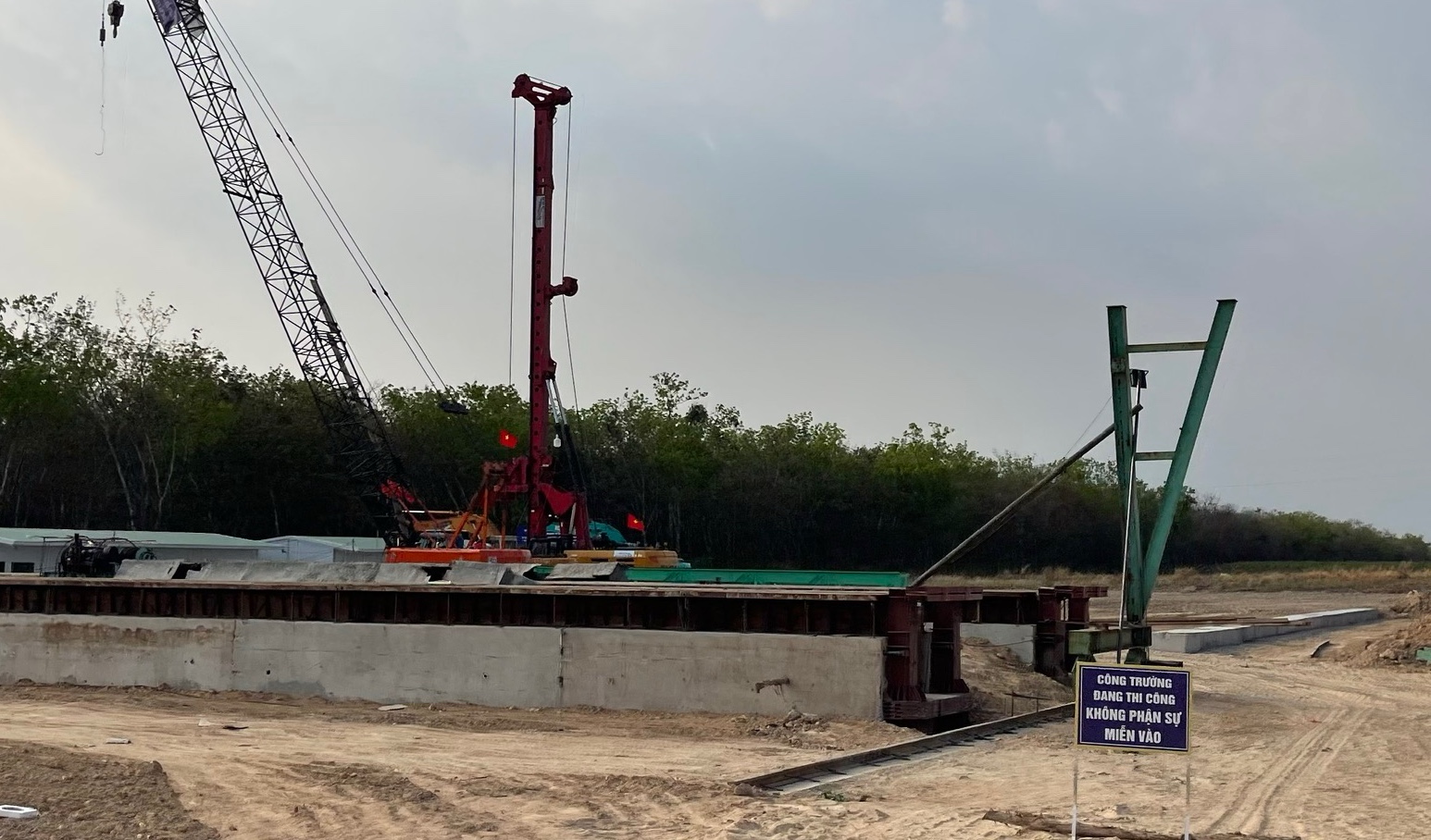 Đồng Nai điều nhiều c&aacute;n bộ về phường hỗ trợ giải quyết hồ sơ mặt bằng cao tốc- Ảnh 2.