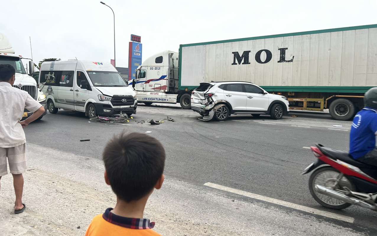 Bốn &ocirc; t&ocirc; t&ocirc;ng nhau tr&ecirc;n QL1 qua Thanh H&oacute;a, hai nữ sinh nhập viện
