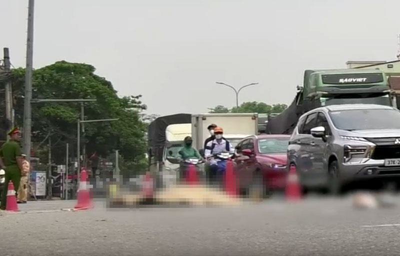 Hiện trường vụ tai nạn khiến người đ&agrave;n &ocirc;ng tử vong.