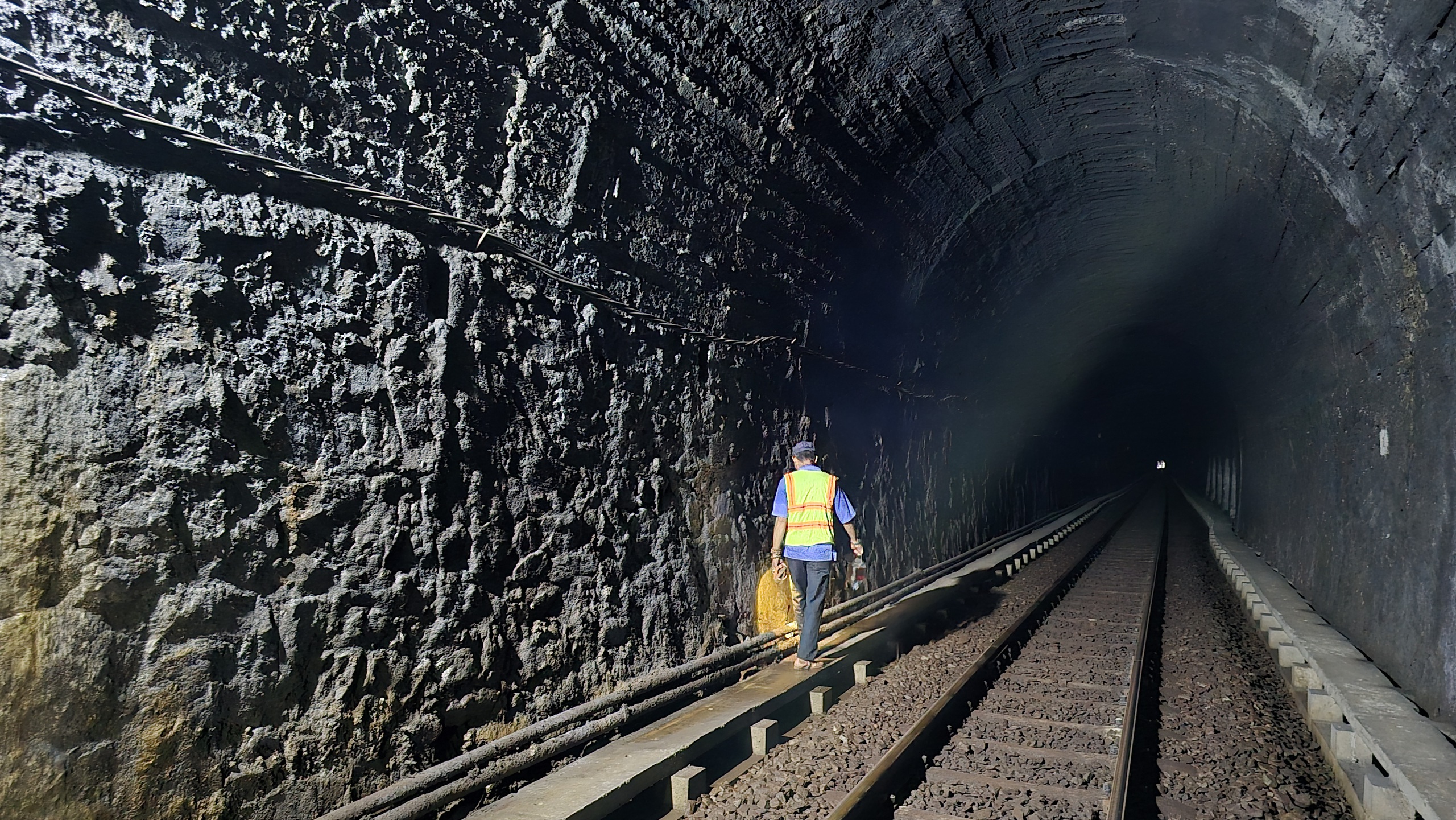 Cận cảnh cầu, hầm đường sắt qua đ&egrave;o Hải V&acirc;n xuống cấp, thấm dột- Ảnh 14.