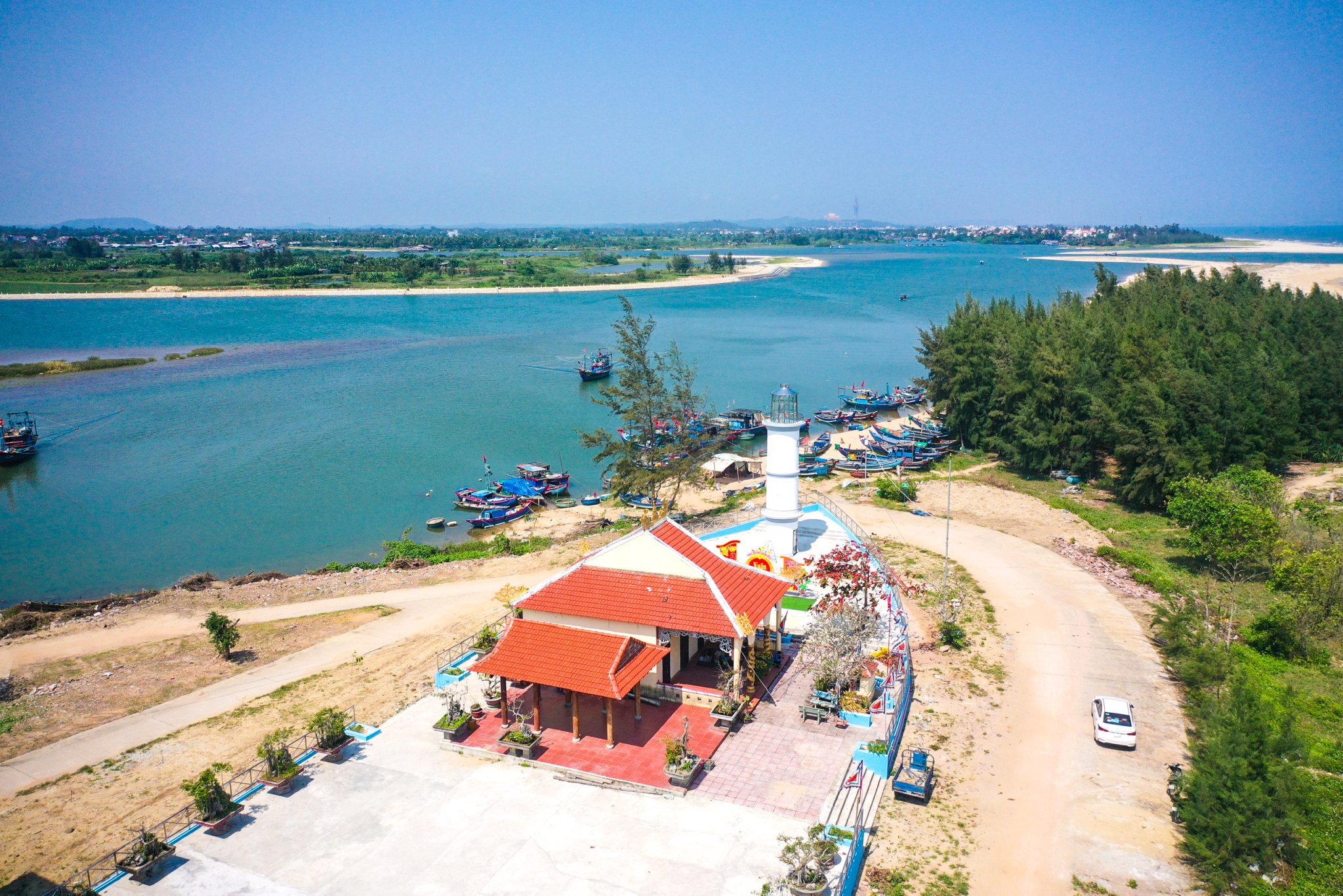 Độc đ&aacute;o miếu thờ h&igrave;nh con t&agrave;u 1.500m2 nơi cửa biển Quảng Ng&atilde;i- Ảnh 10.