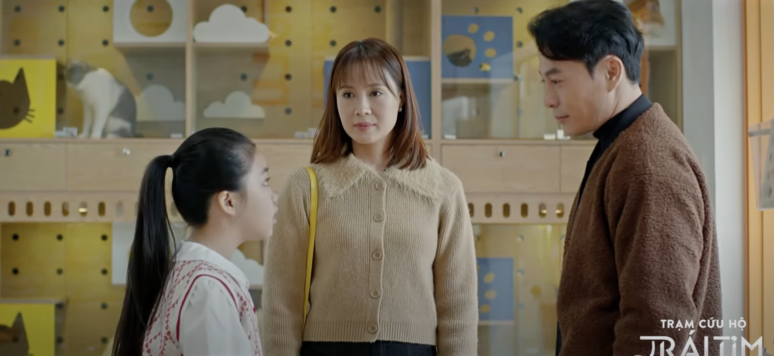 Nhờ bé Chi, Ngân Hà và Vũ ngày càng thân thiết. Nhờ bé Chi, Ngân Hà và Vũ ngày càng thân thiết.