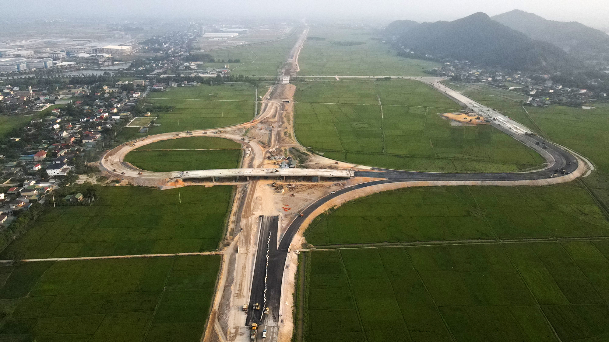 Tinh thần tương trợ l&agrave;m n&ecirc;n kỳ t&iacute;ch ở cao tốc Diễn Ch&acirc;u - B&atilde;i Vọt- Ảnh 2.