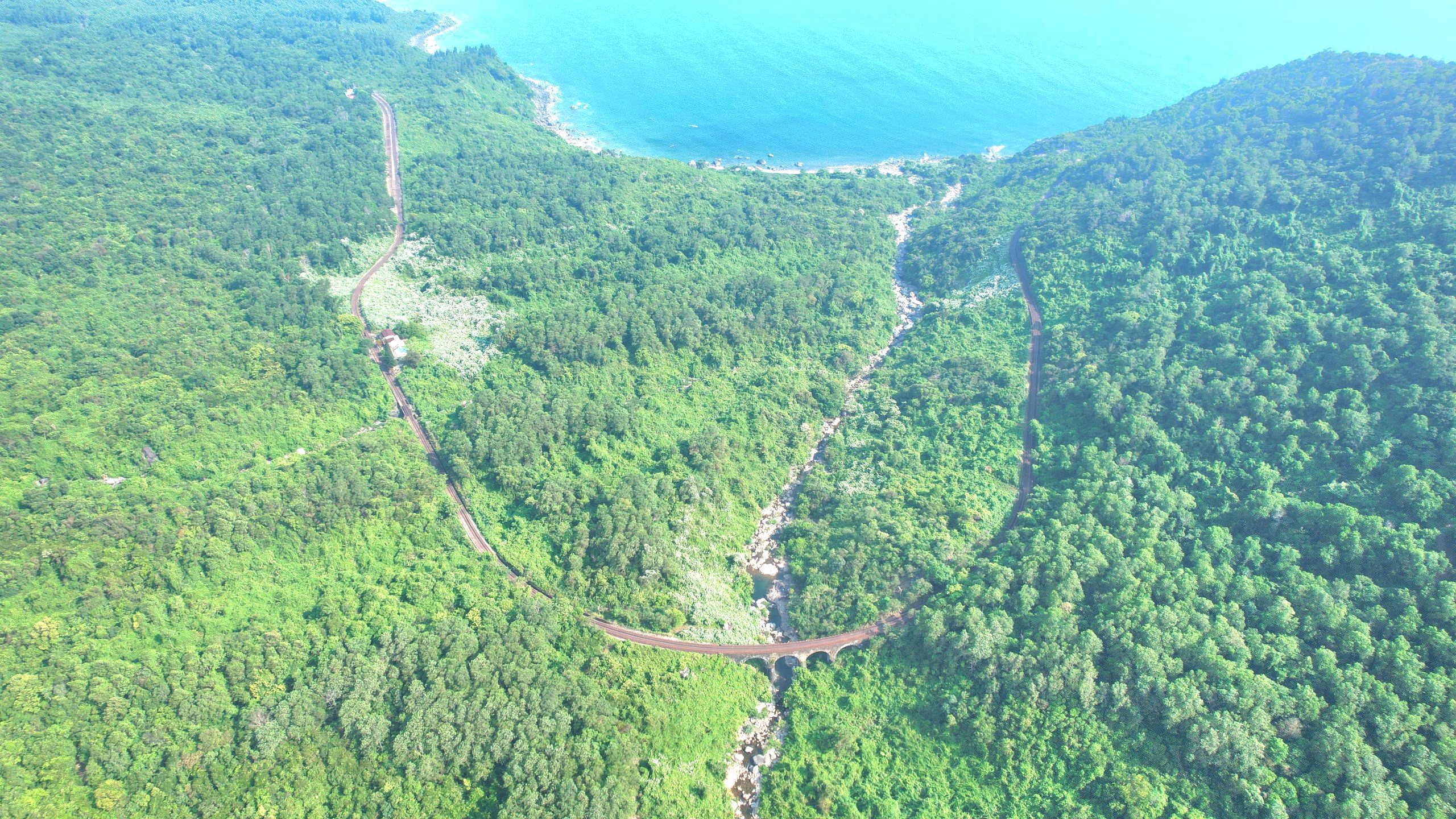 Cận cảnh cầu, hầm đường sắt qua đ&egrave;o Hải V&acirc;n xuống cấp, thấm dột- Ảnh 2.