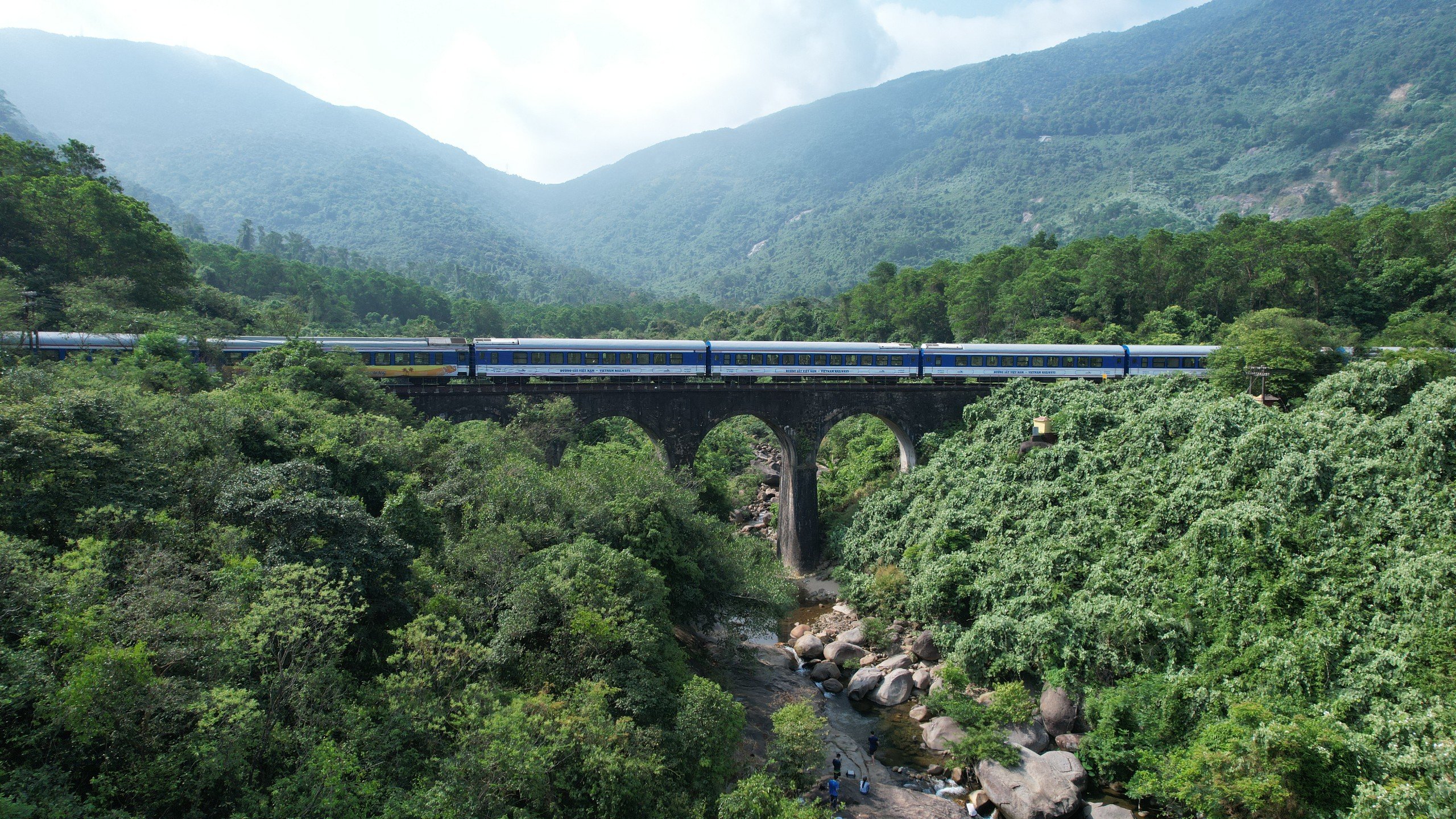 Cận cảnh cầu, hầm đường sắt qua đ&egrave;o Hải V&acirc;n xuống cấp, thấm dột- Ảnh 1.