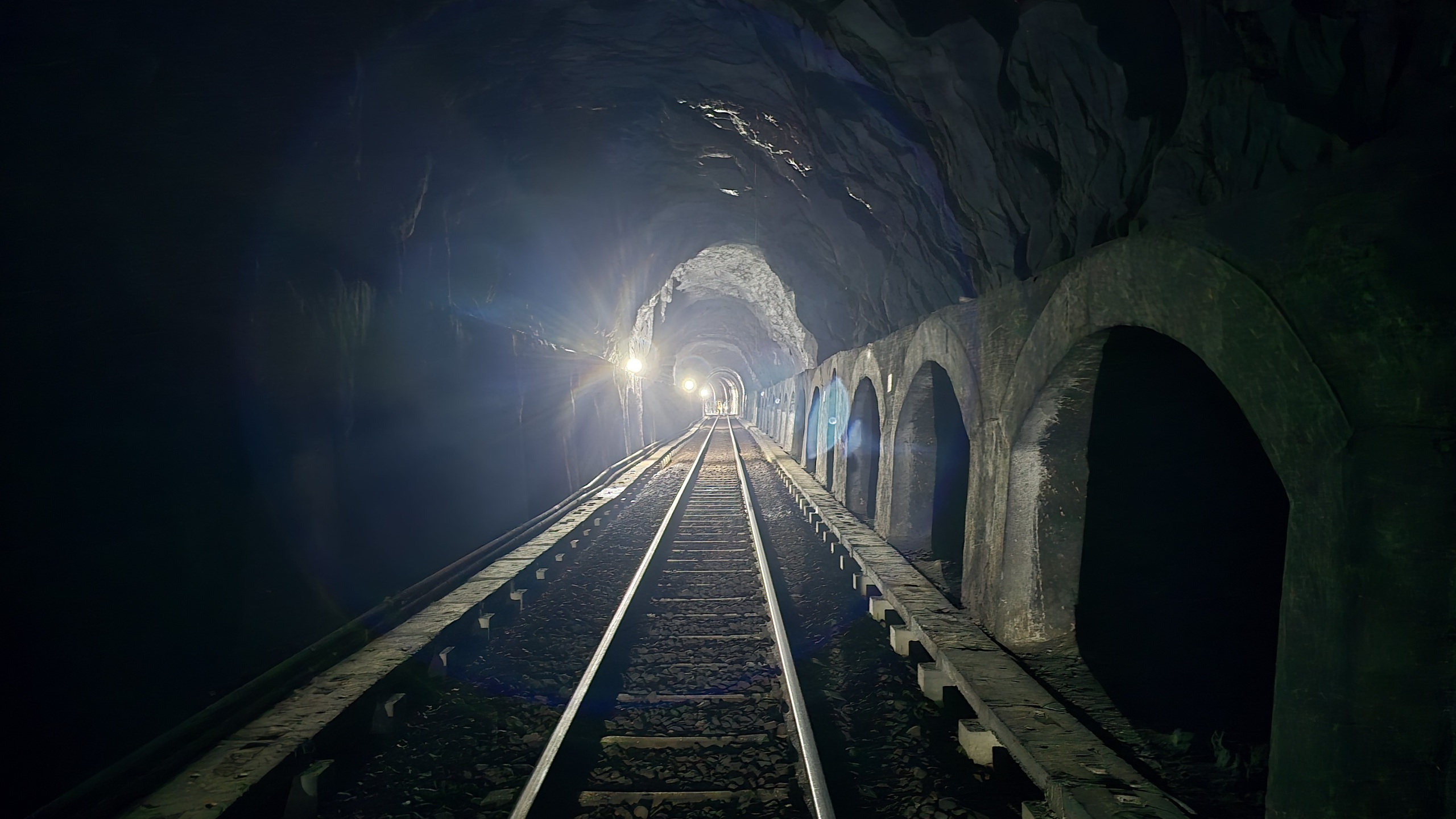 Cận cảnh cầu, hầm đường sắt qua đ&egrave;o Hải V&acirc;n xuống cấp, thấm dột- Ảnh 8.