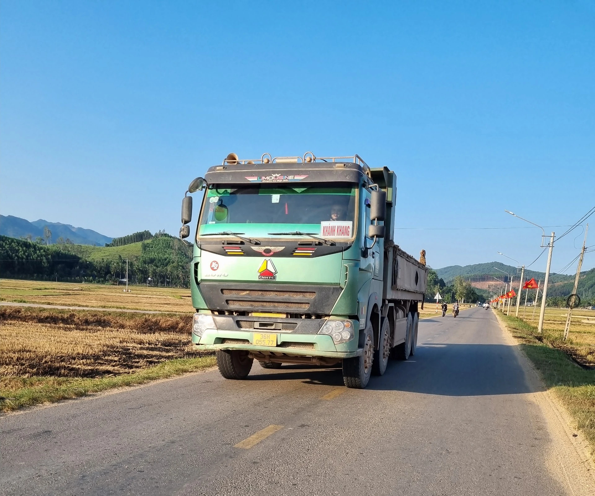 B&igrave;nh Định: CSGT v&agrave;o cuộc xử l&yacute; xe qu&aacute; tải lộng h&agrave;nh tr&ecirc;n đường tỉnh- Ảnh 10.