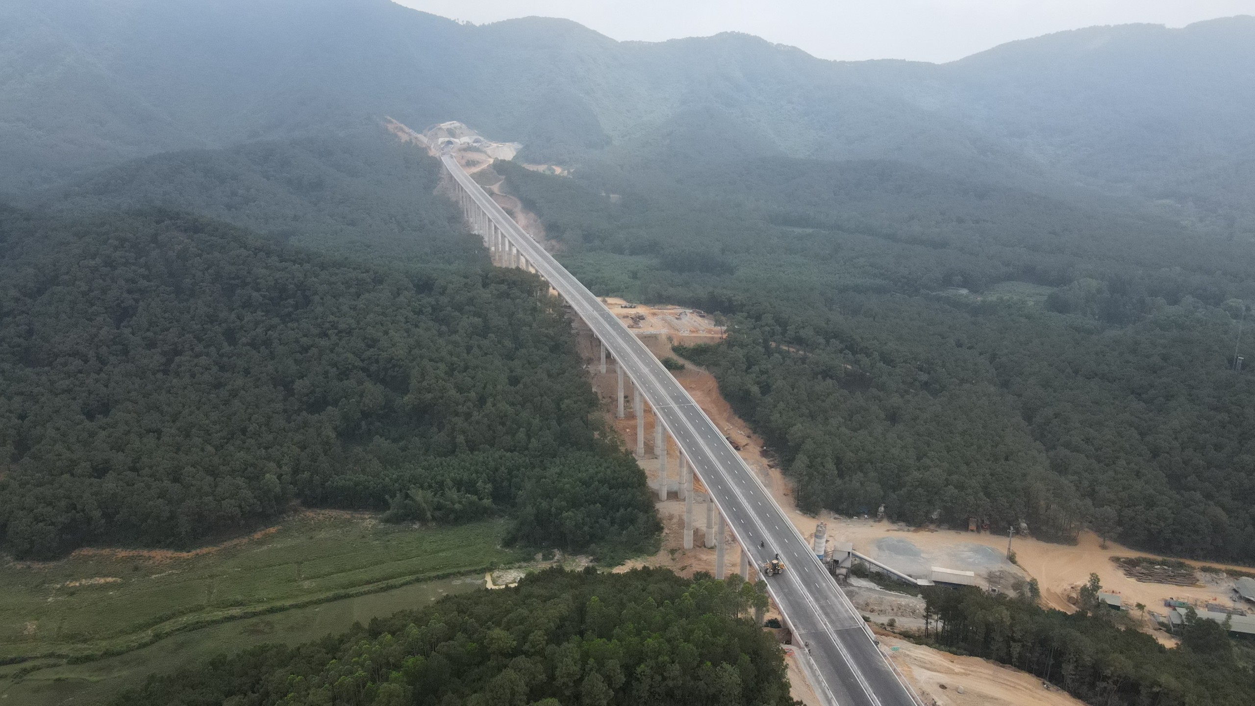 Tinh thần tương trợ l&agrave;m n&ecirc;n kỳ t&iacute;ch ở cao tốc Diễn Ch&acirc;u - B&atilde;i Vọt- Ảnh 3.