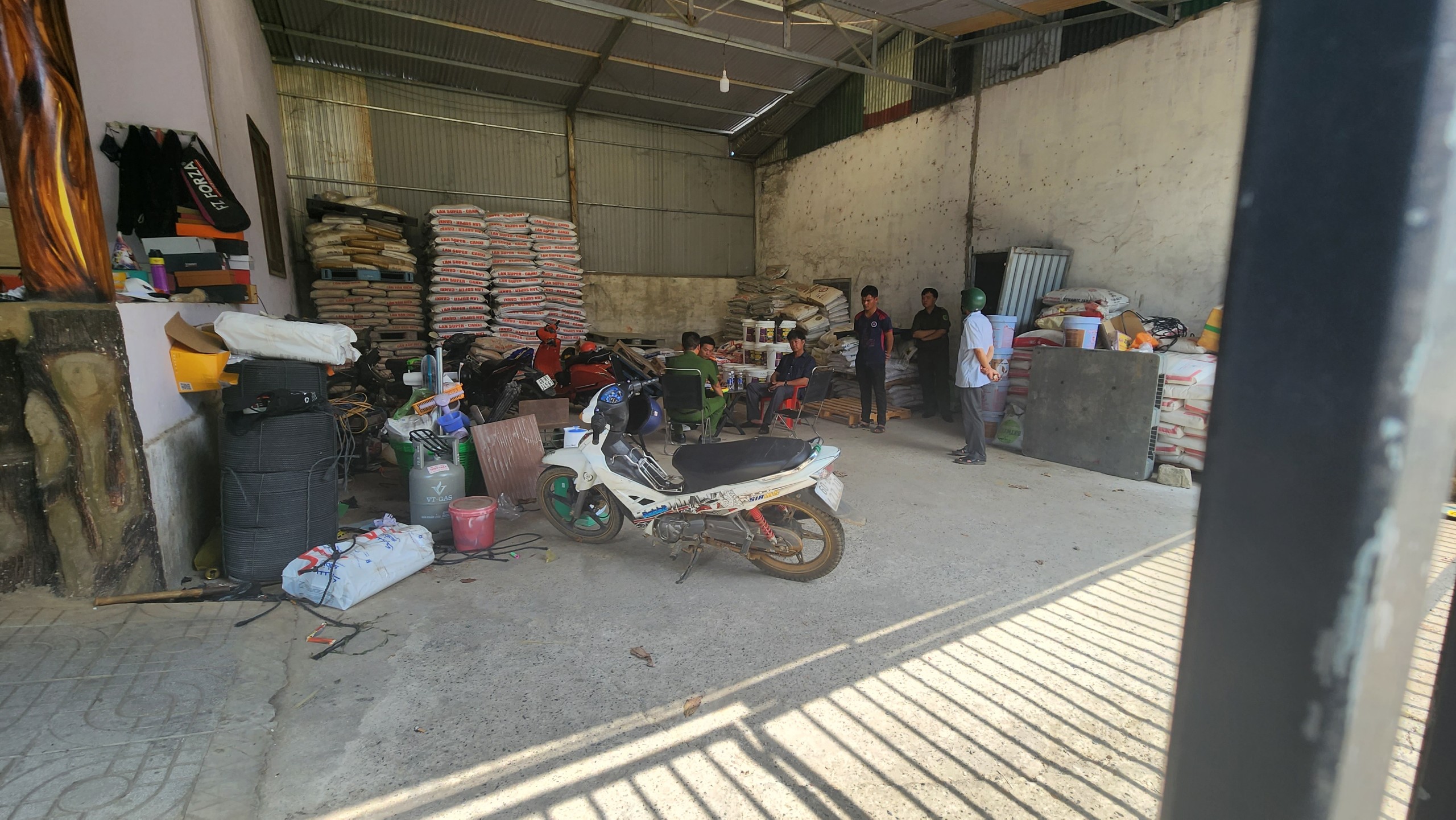 5 người ập v&agrave;o nh&agrave; ch&eacute;m 2 người trọng thương ở L&acirc;m Đồng- Ảnh 3.