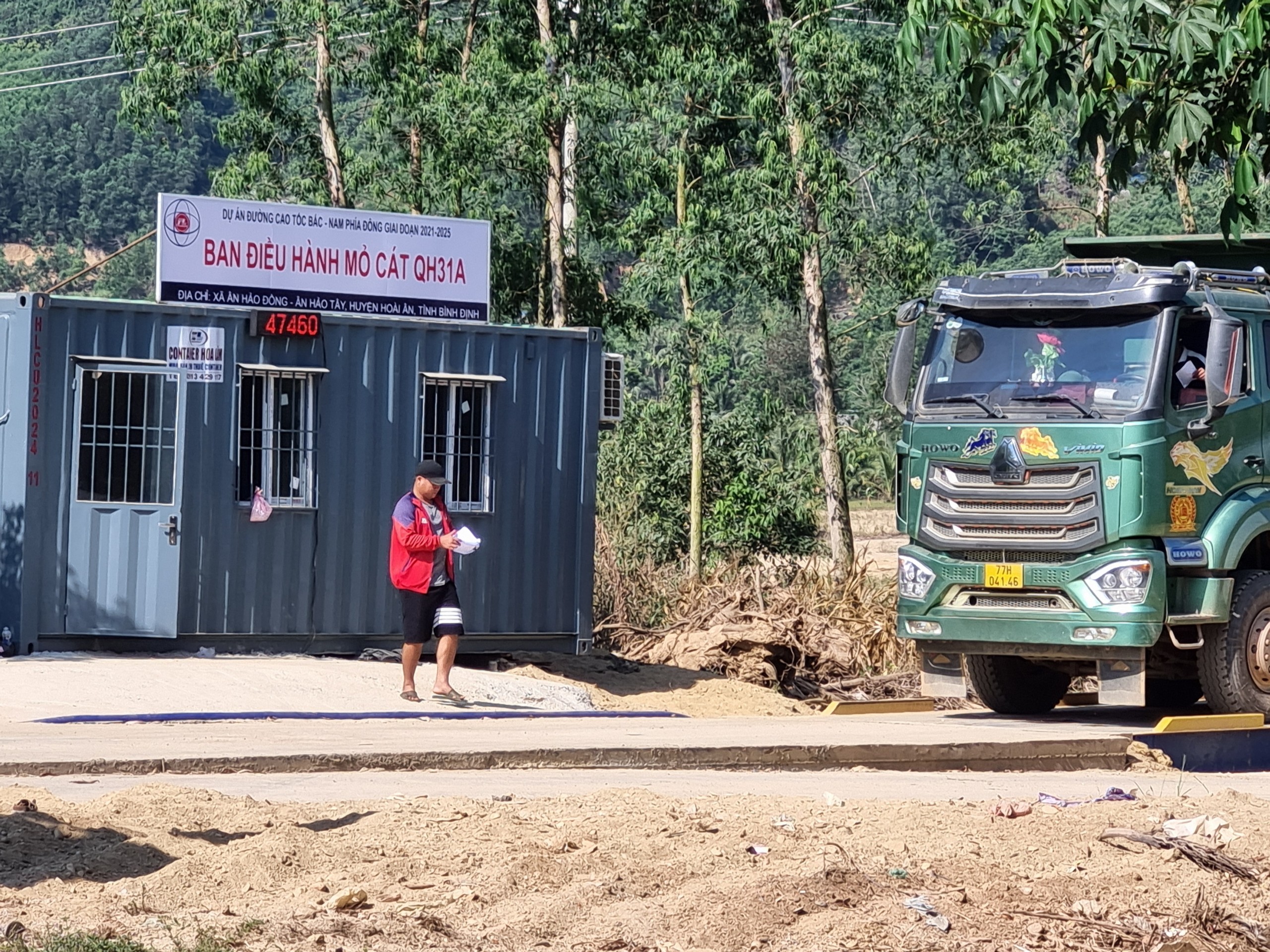 B&igrave;nh Định: CSGT v&agrave;o cuộc xử l&yacute; xe qu&aacute; tải lộng h&agrave;nh tr&ecirc;n đường tỉnh- Ảnh 5.