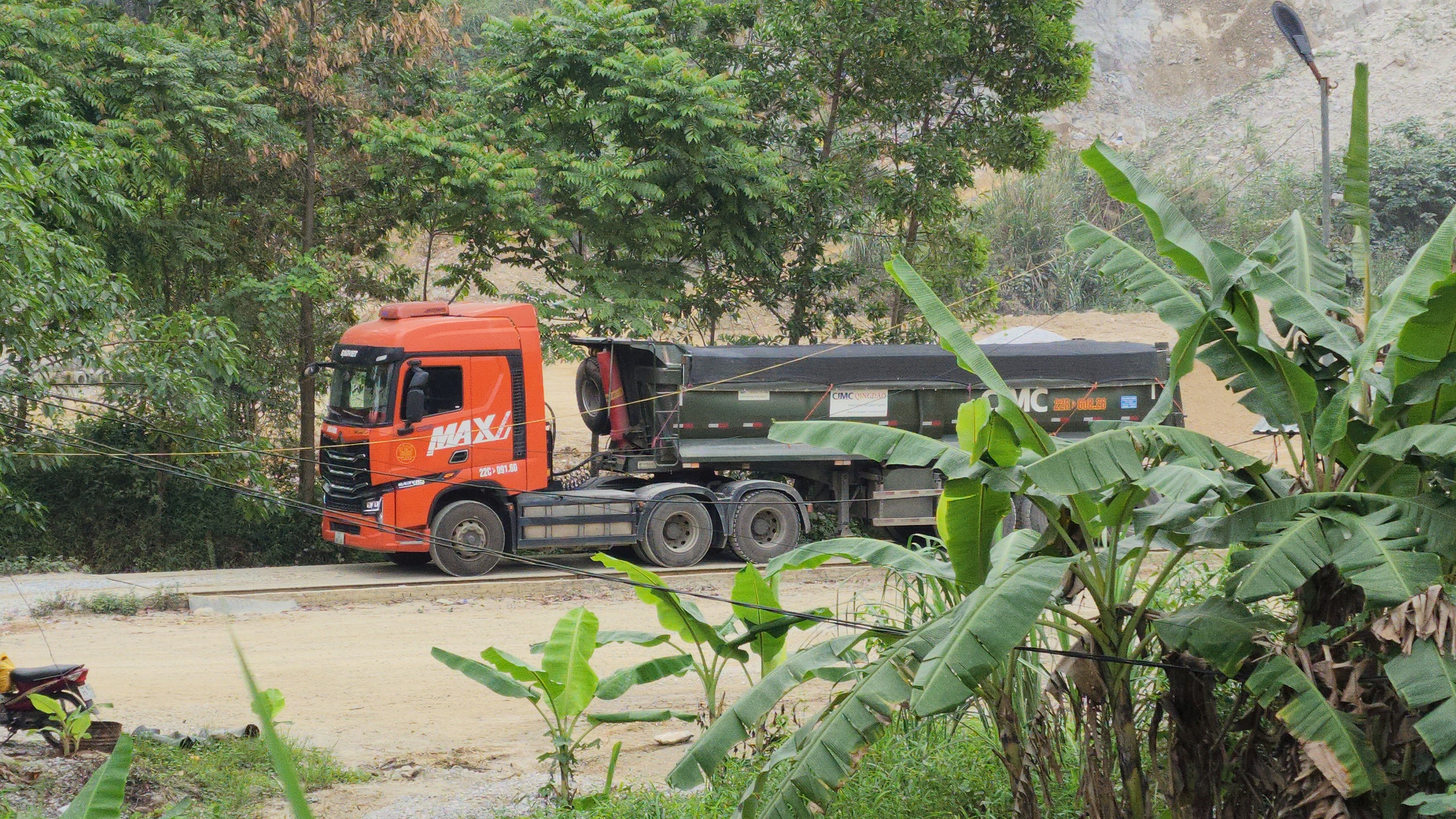 Tuy&ecirc;n Quang: Xe chở đ&aacute; qu&aacute; tải h&agrave;ng chục tấn tr&ecirc;n quốc lộ 2C- Ảnh 5.
