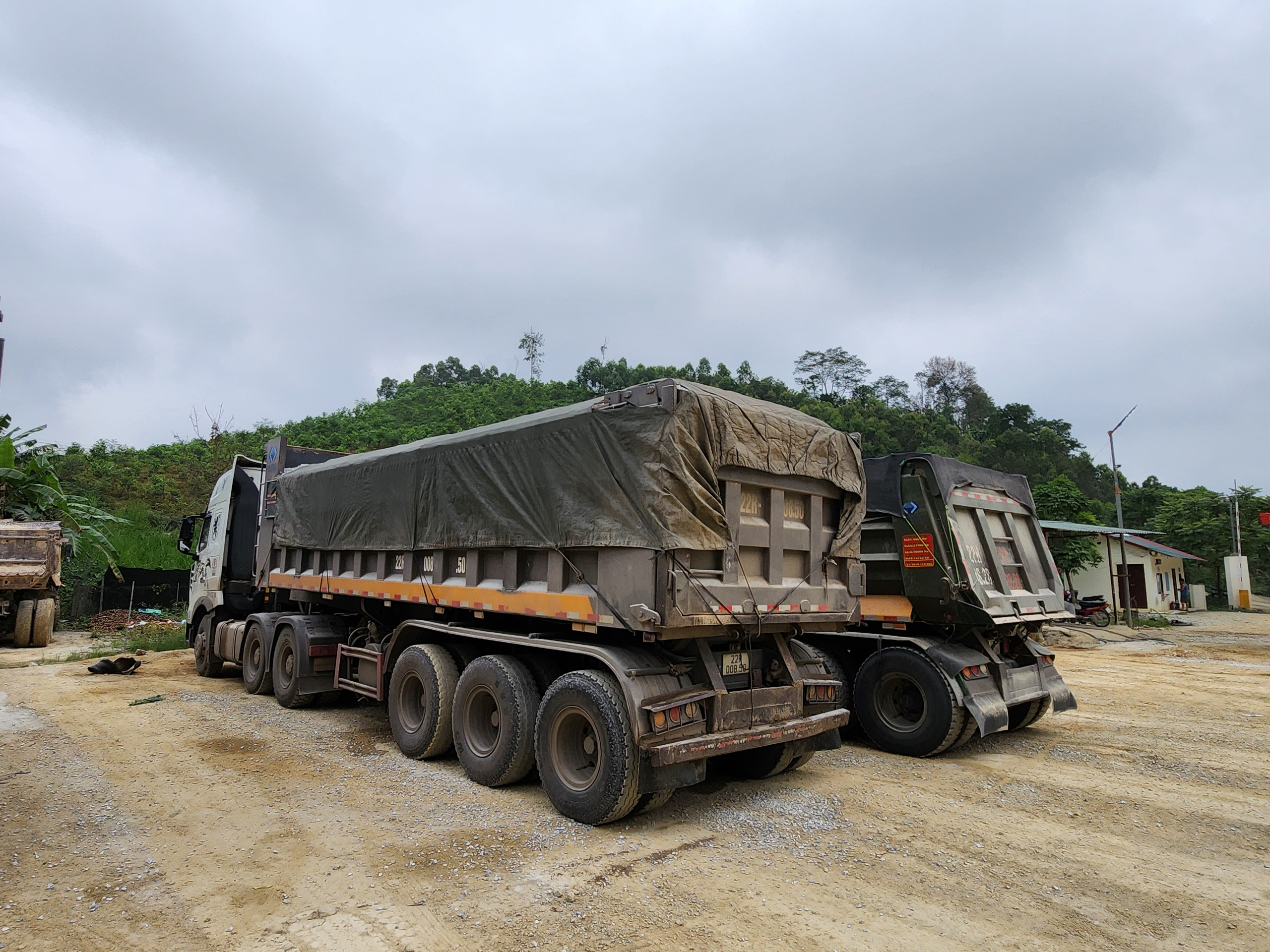 Tuy&ecirc;n Quang: Xe chở đ&aacute; qu&aacute; tải h&agrave;ng chục tấn tr&ecirc;n quốc lộ 2C- Ảnh 3.