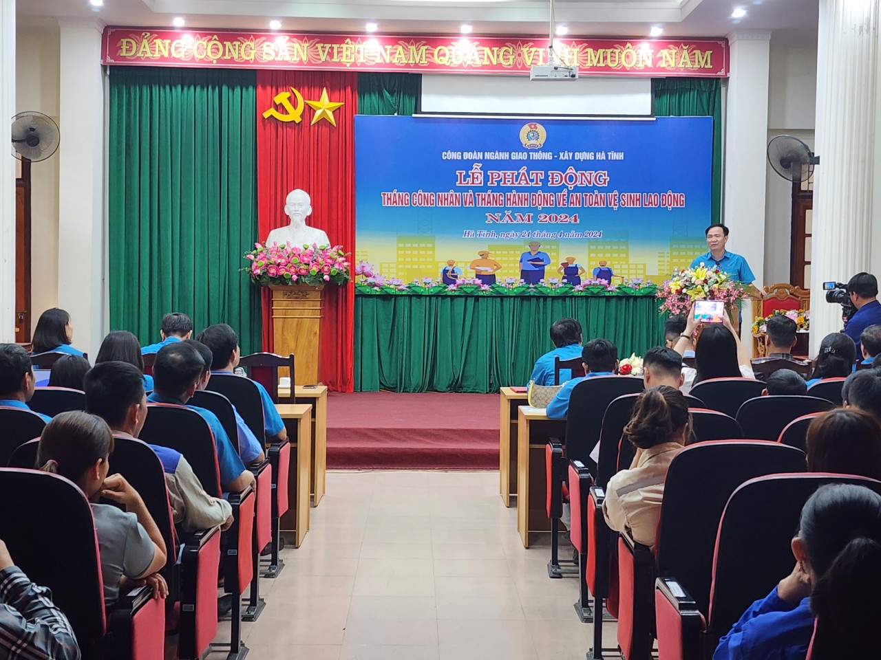 Công nhân lao động Hà Tĩnh được vinh danh vì làm lợi cho doanh nghiệp hàng tỷ đồng- Ảnh 1. Công nhân lao động Hà Tĩnh được vinh danh vì làm lợi cho doanh nghiệp hàng tỷ đồng- Ảnh 1.
