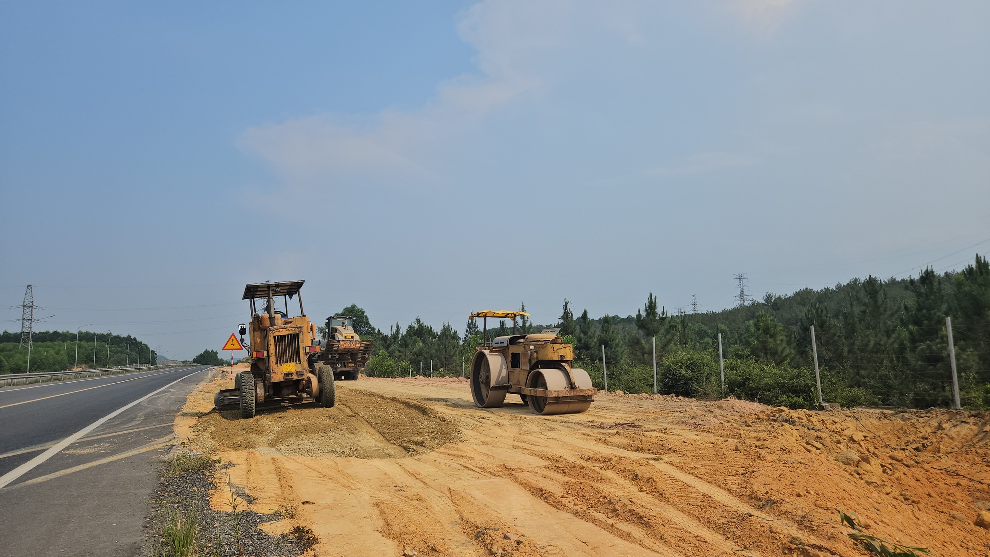 Sắp ho&agrave;n th&agrave;nh 2 trạm dừng nghỉ tạm tr&ecirc;n cao tốc Cam Lộ - La Sơn, &ocirc; t&ocirc; ra v&agrave;o thế n&agrave;o?- Ảnh 2.