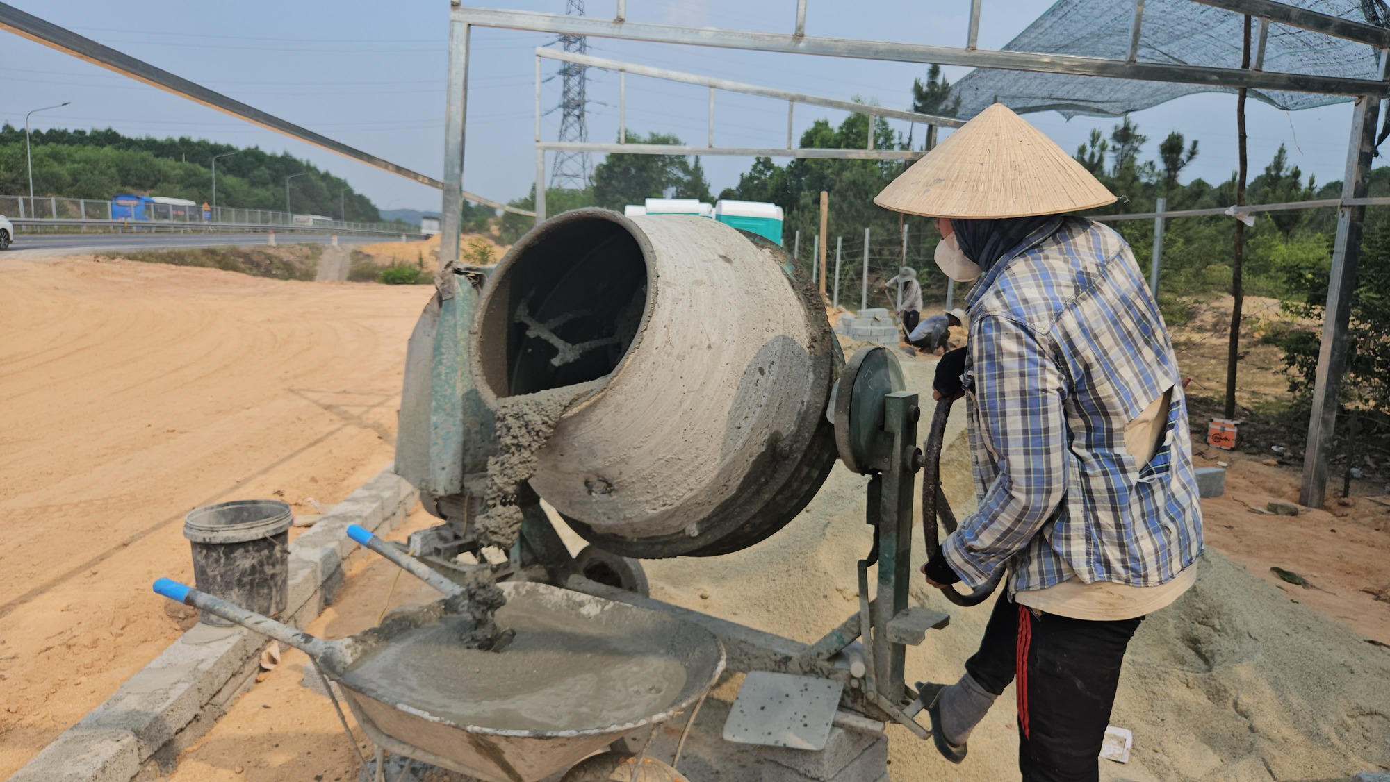 Sắp ho&agrave;n th&agrave;nh 2 trạm dừng nghỉ tạm tr&ecirc;n cao tốc Cam Lộ - La Sơn, &ocirc; t&ocirc; ra v&agrave;o thế n&agrave;o?- Ảnh 3.
