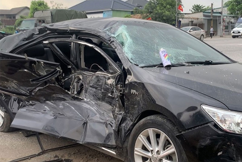 Chiếc xe Camry biến dạng sau tai nạn.