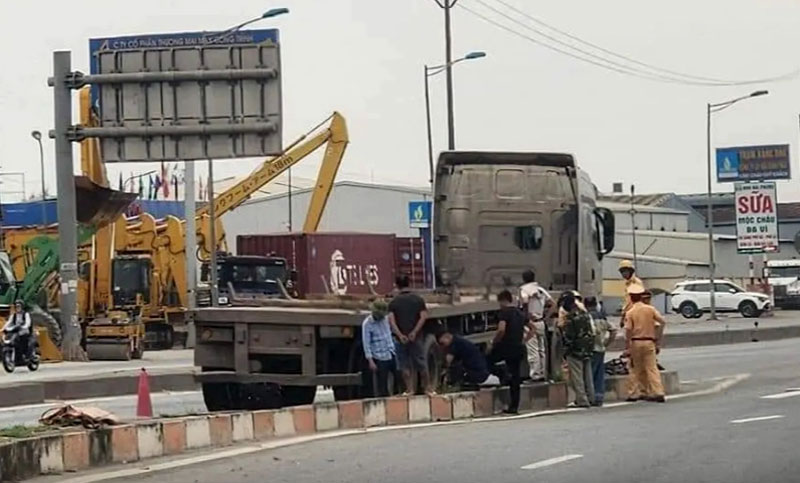 Hiện trường vụ tai nạn tr&ecirc;n quốc lộ 10 khiến nam t&agrave;i xế xe m&aacute;y tử vong tại chỗ