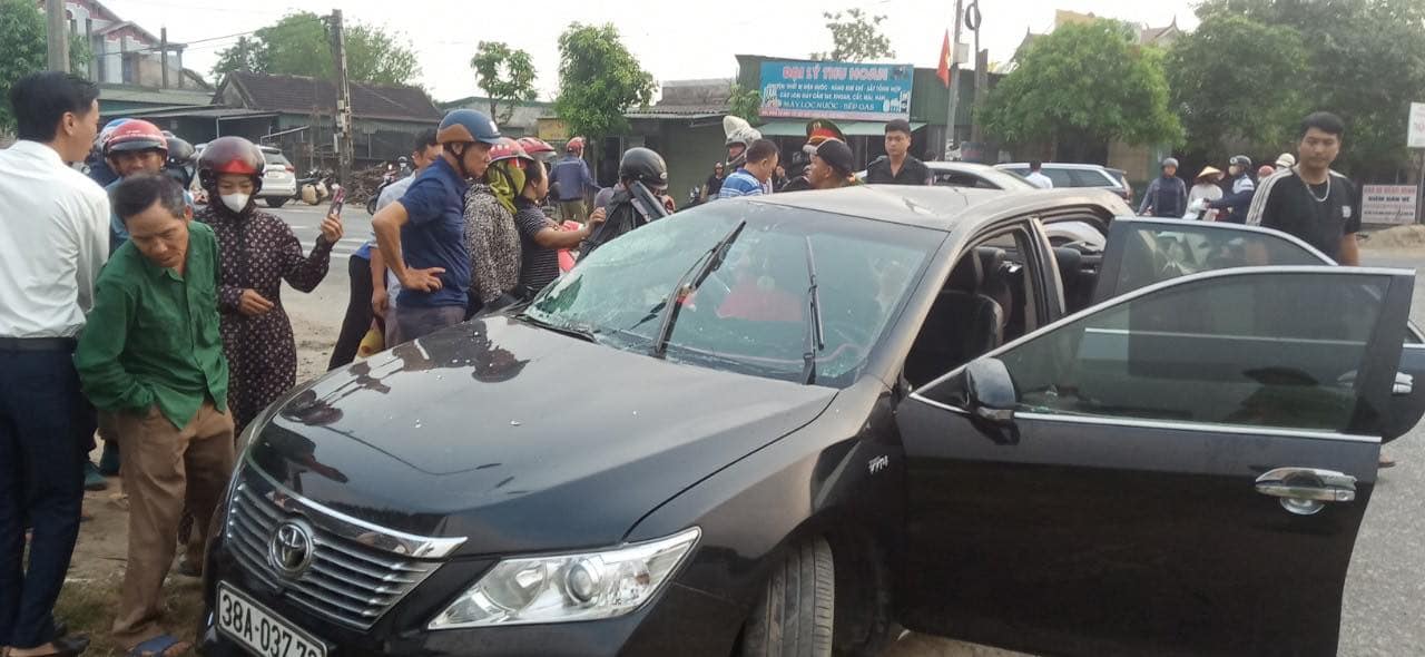 Xe con va chạm &ocirc; t&ocirc; tải, 1 phụ nữ tử vong v&agrave; 3 người bị thương- Ảnh 1.