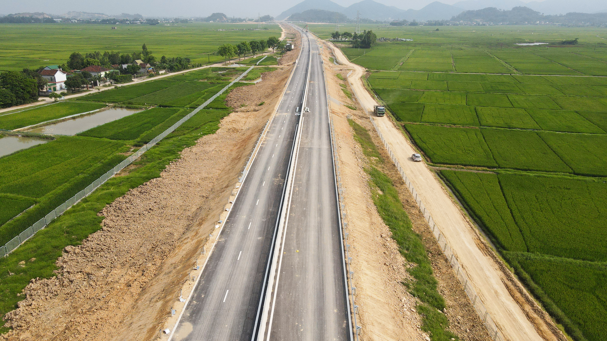 Dự &aacute;n cao tốc đoạn Diễn Ch&acirc;u - B&atilde;i Vọt: Nh&agrave; thầu đầu ti&ecirc;n c&aacute;n đ&iacute;ch vượt mốc 30/4/2024- Ảnh 3.