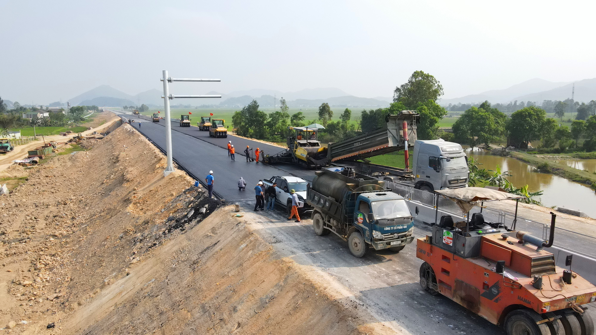 Dự &aacute;n cao tốc đoạn Diễn Ch&acirc;u - B&atilde;i Vọt: Nh&agrave; thầu đầu ti&ecirc;n c&aacute;n đ&iacute;ch vượt mốc 30/4/2024- Ảnh 10.